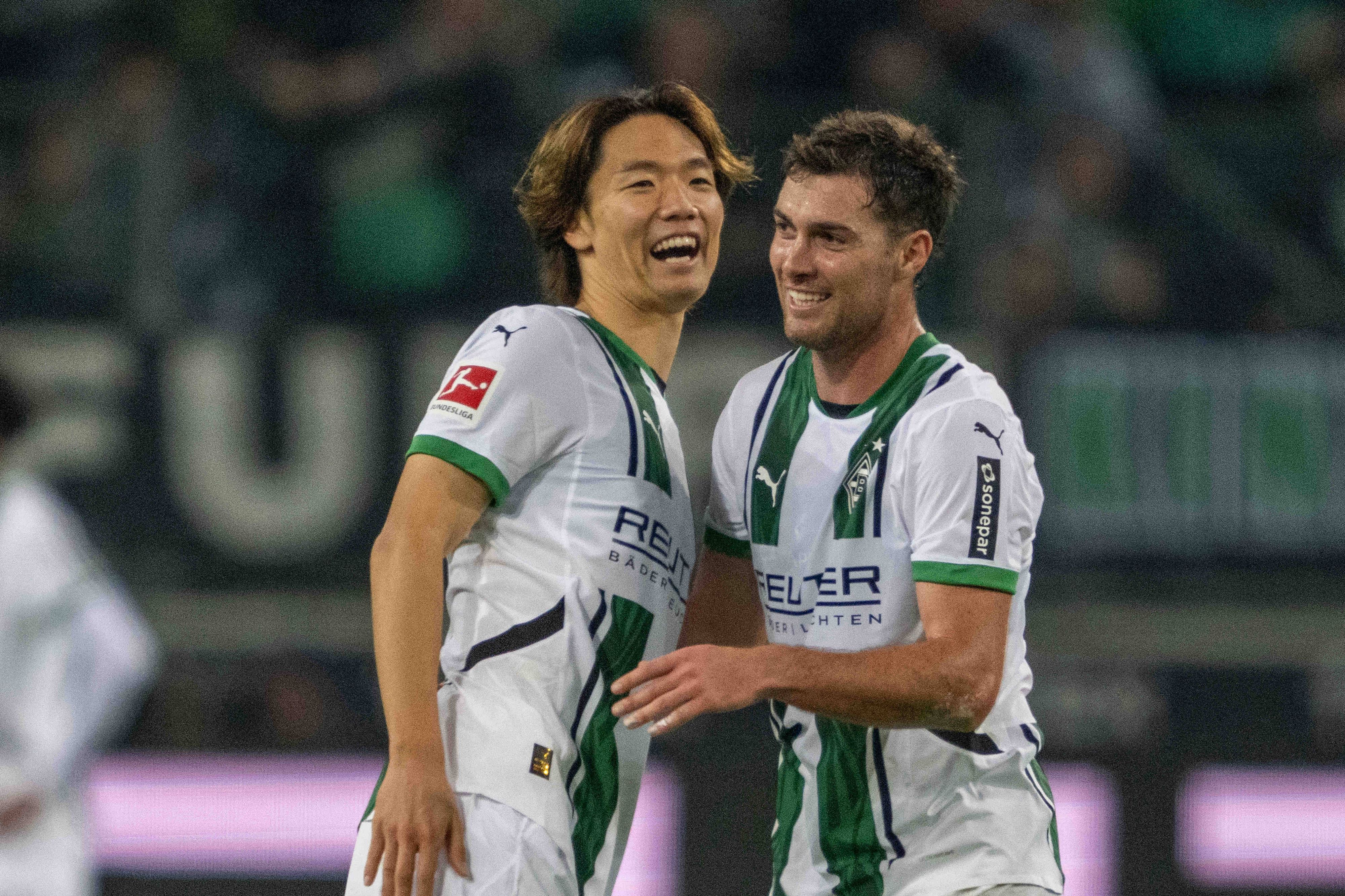 Ko Itakura und Joe Scally jubeln gemeinsam und lachen.