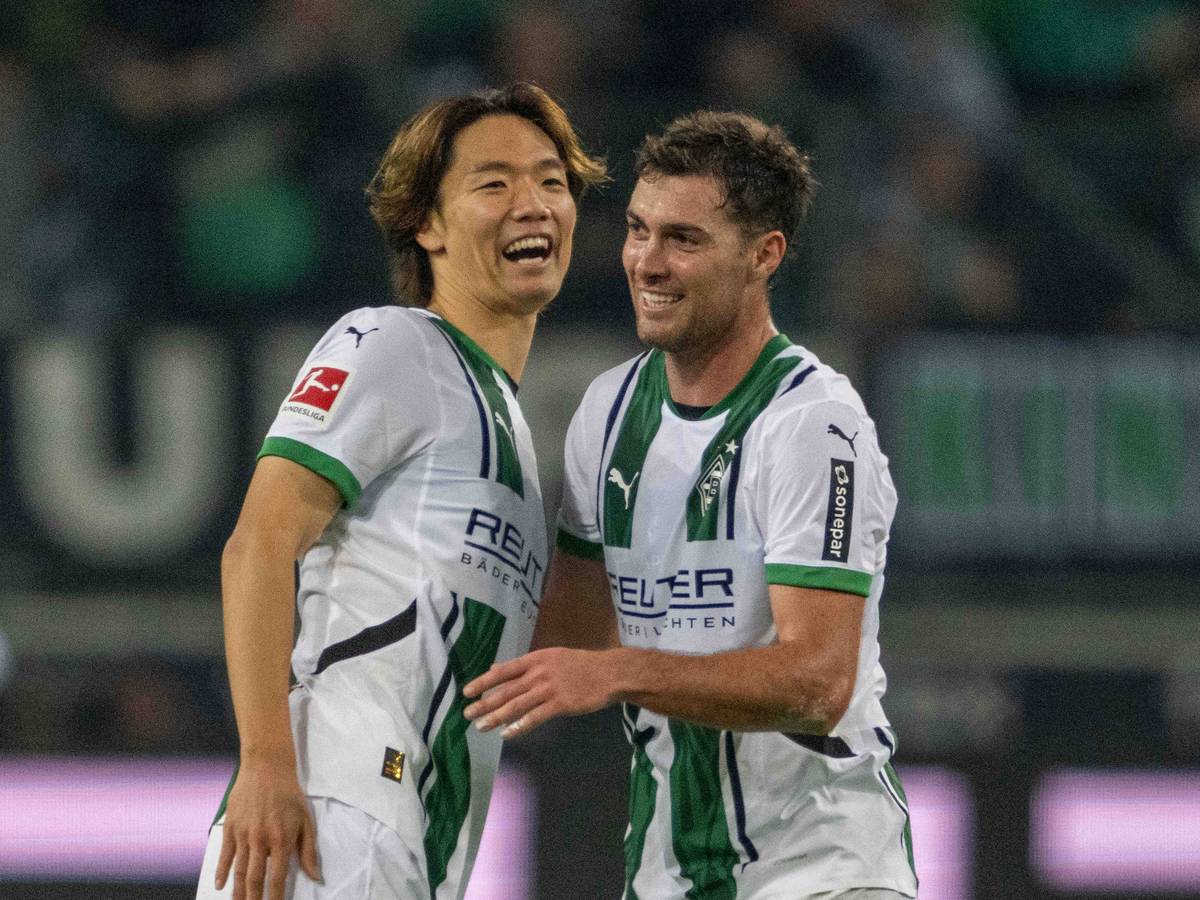 Ko Itakura und Joe Scally jubeln gemeinsam und lachen.
