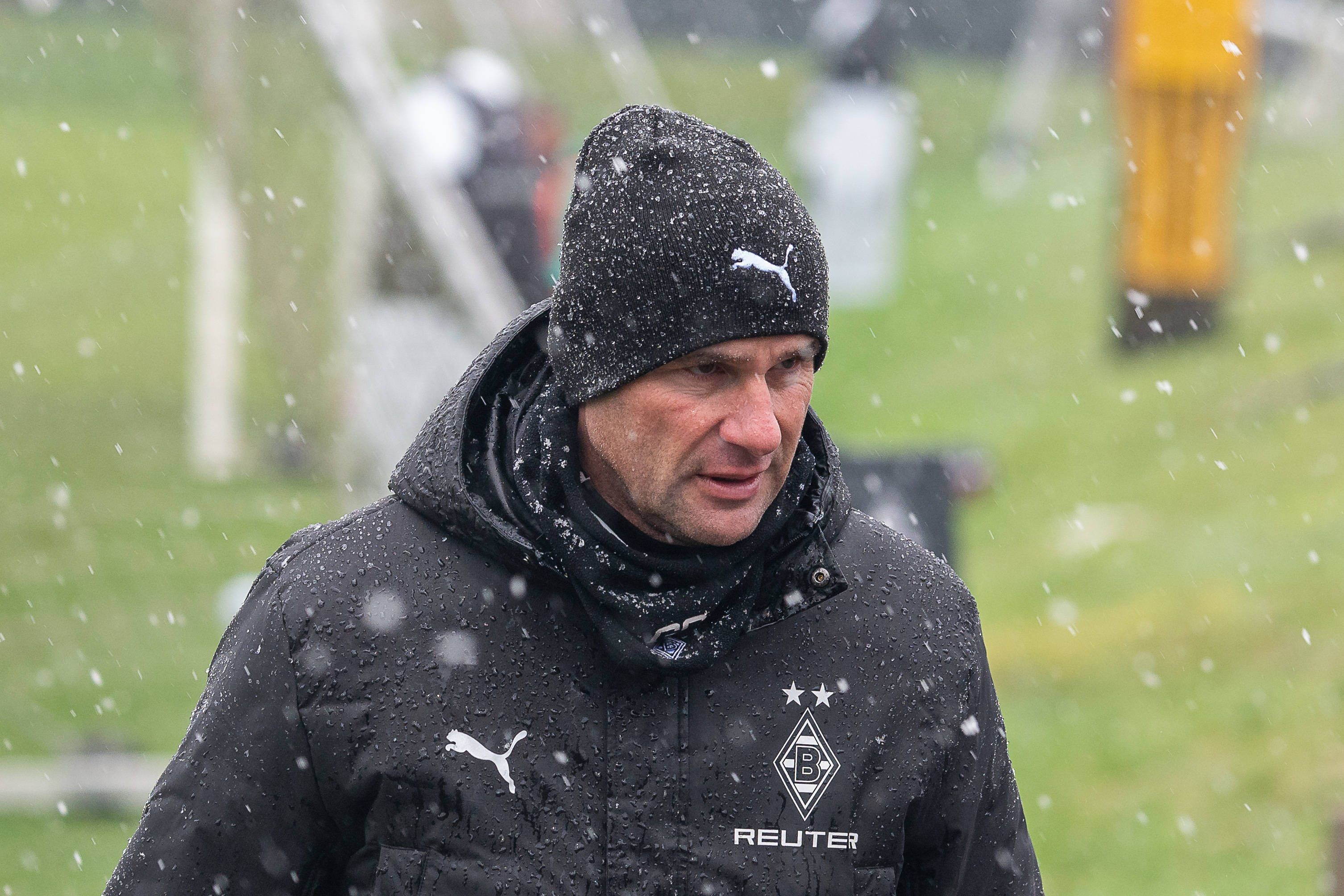 Gerardo Seoane im Training. Es schneit leicht.