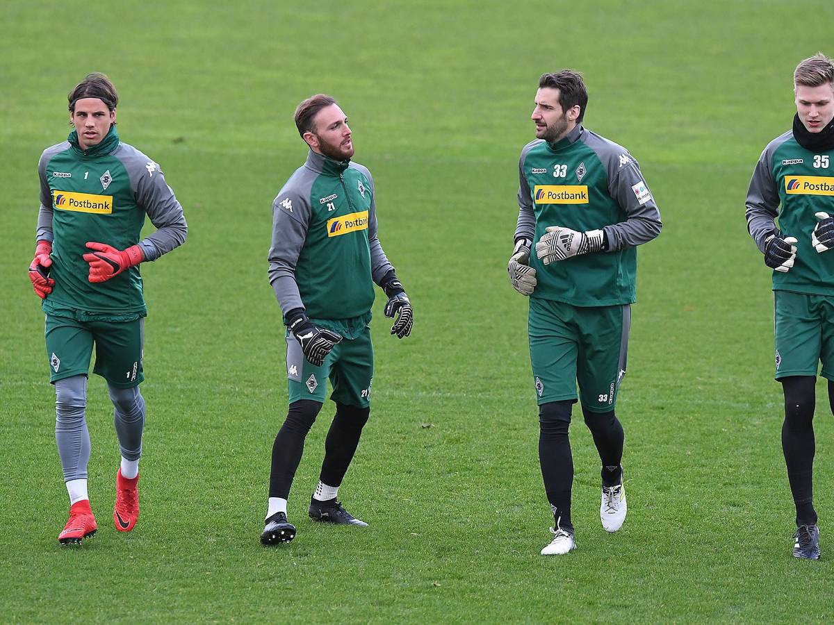 Vier Borussia-Keeper beim Training.