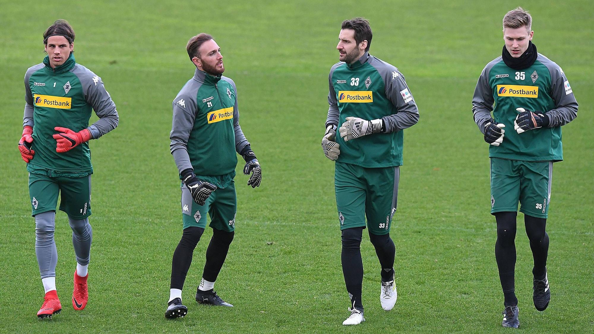 Vier Borussia-Keeper beim Training.