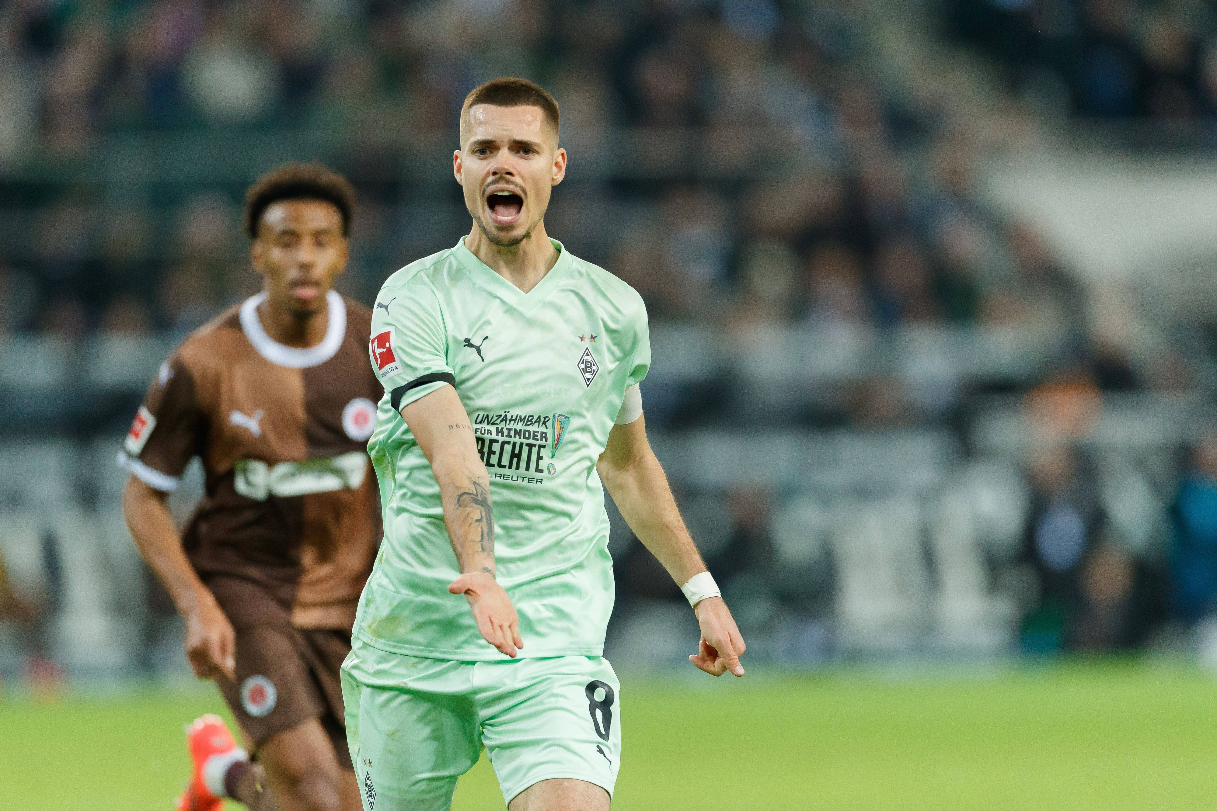 Borussia Mönchengladbachs Julian Weigl ruft im Spiel gegen den FC St. Pauli auf dem Feld Anweisungen.