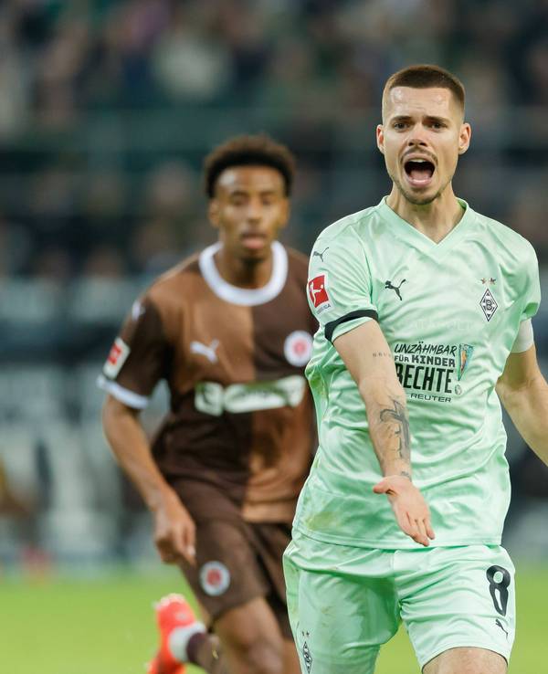 Borussia Mönchengladbachs Julian Weigl ruft im Spiel gegen den FC St. Pauli auf dem Feld Anweisungen.
