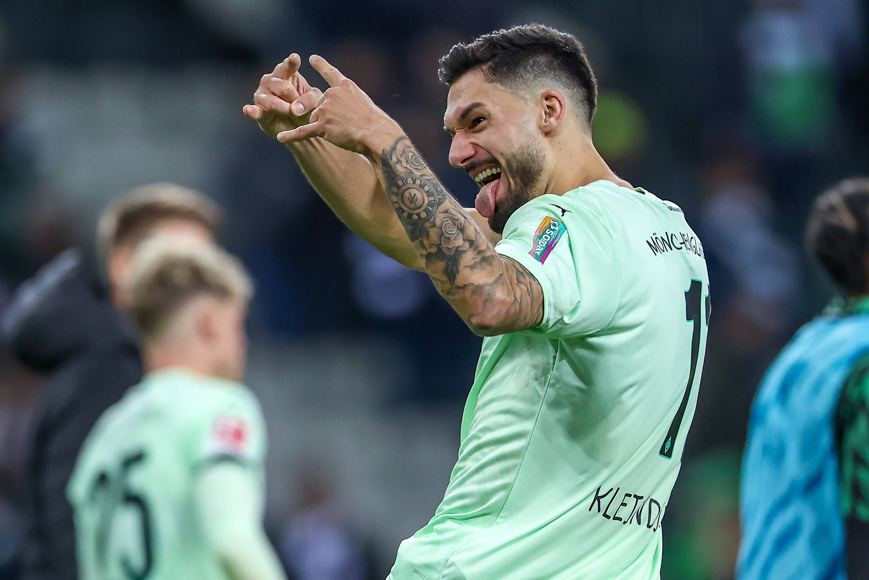 Borussia Mönchengladbachs Tim Kleindienst formt im Spiel gegen den FC St. Pauli mit den Händen eine Geste.