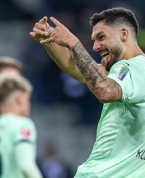 Borussia Mönchengladbachs Tim Kleindienst formt im Spiel gegen den FC St. Pauli mit den Händen eine Geste.