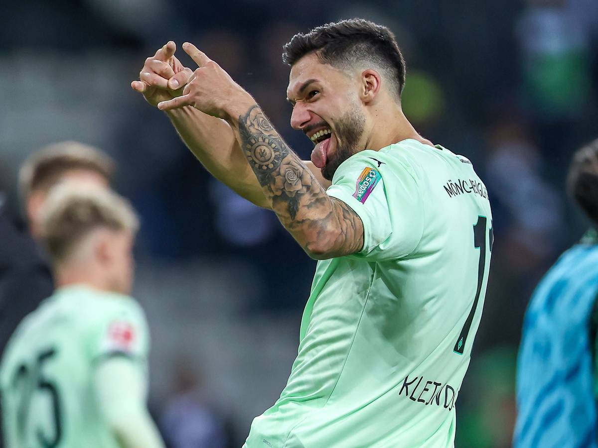 Borussia Mönchengladbachs Tim Kleindienst formt im Spiel gegen den FC St. Pauli mit den Händen eine Geste.