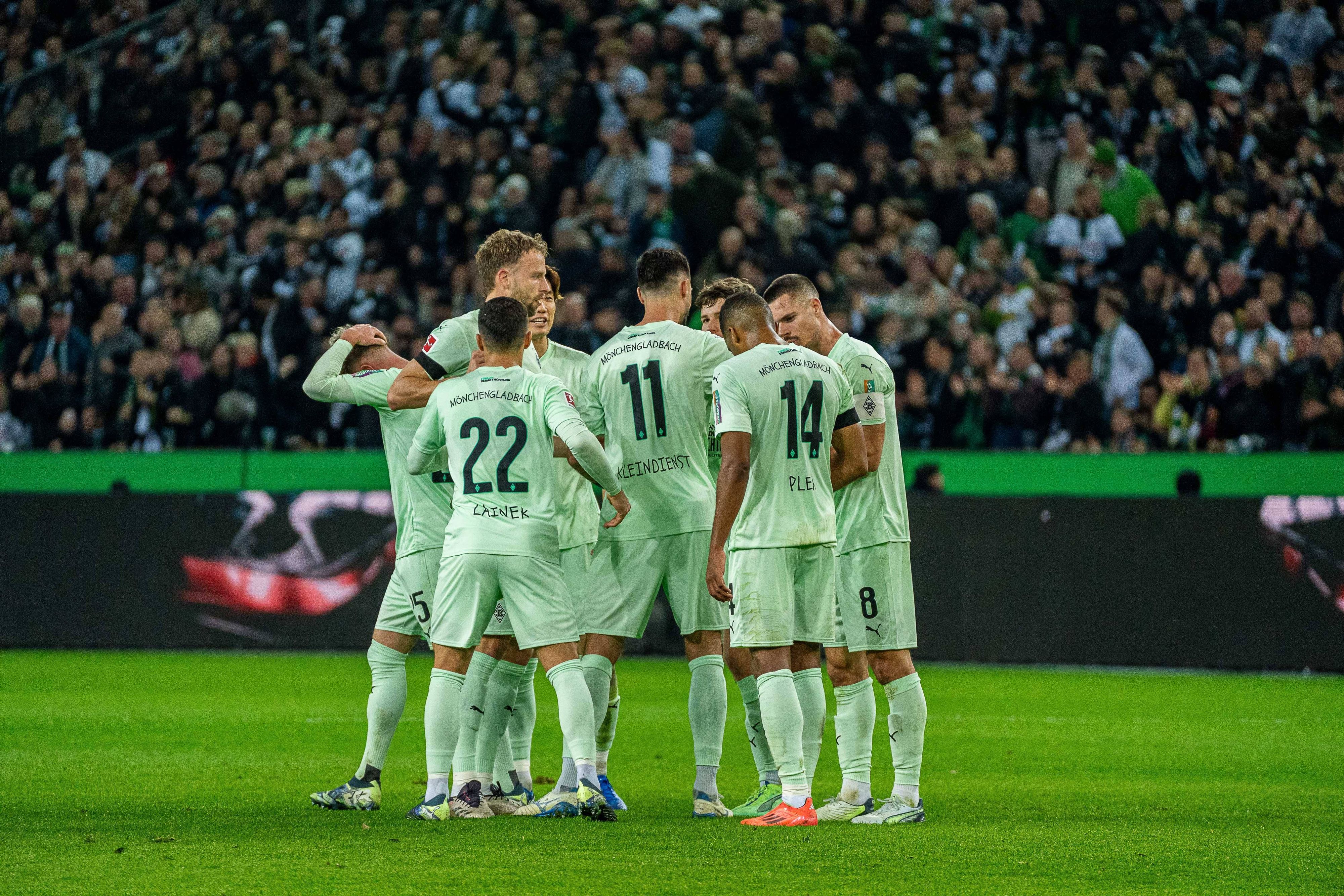 Spieler von Borussia Mönchengladbach jubeln.