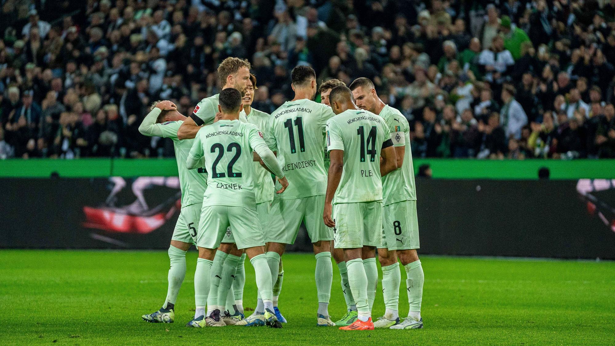 Spieler von Borussia Mönchengladbach jubeln.