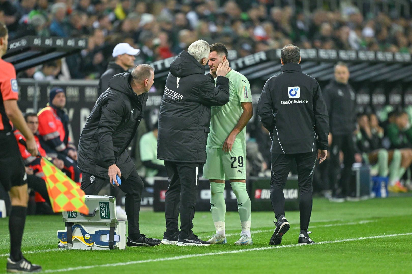 Borussia Mönchengladbachs Joe Scally wird nach seiner Auswechslung im Spiel gegen den FC St. Pauli an der Seitenlinie untersucht.
