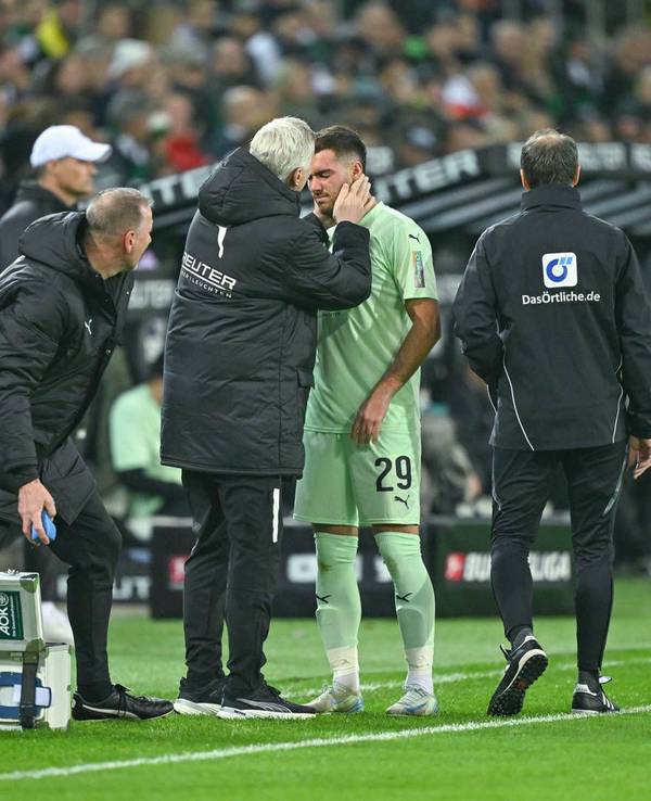 Borussia Mönchengladbachs Joe Scally wird nach seiner Auswechslung im Spiel gegen den FC St. Pauli an der Seitenlinie untersucht.