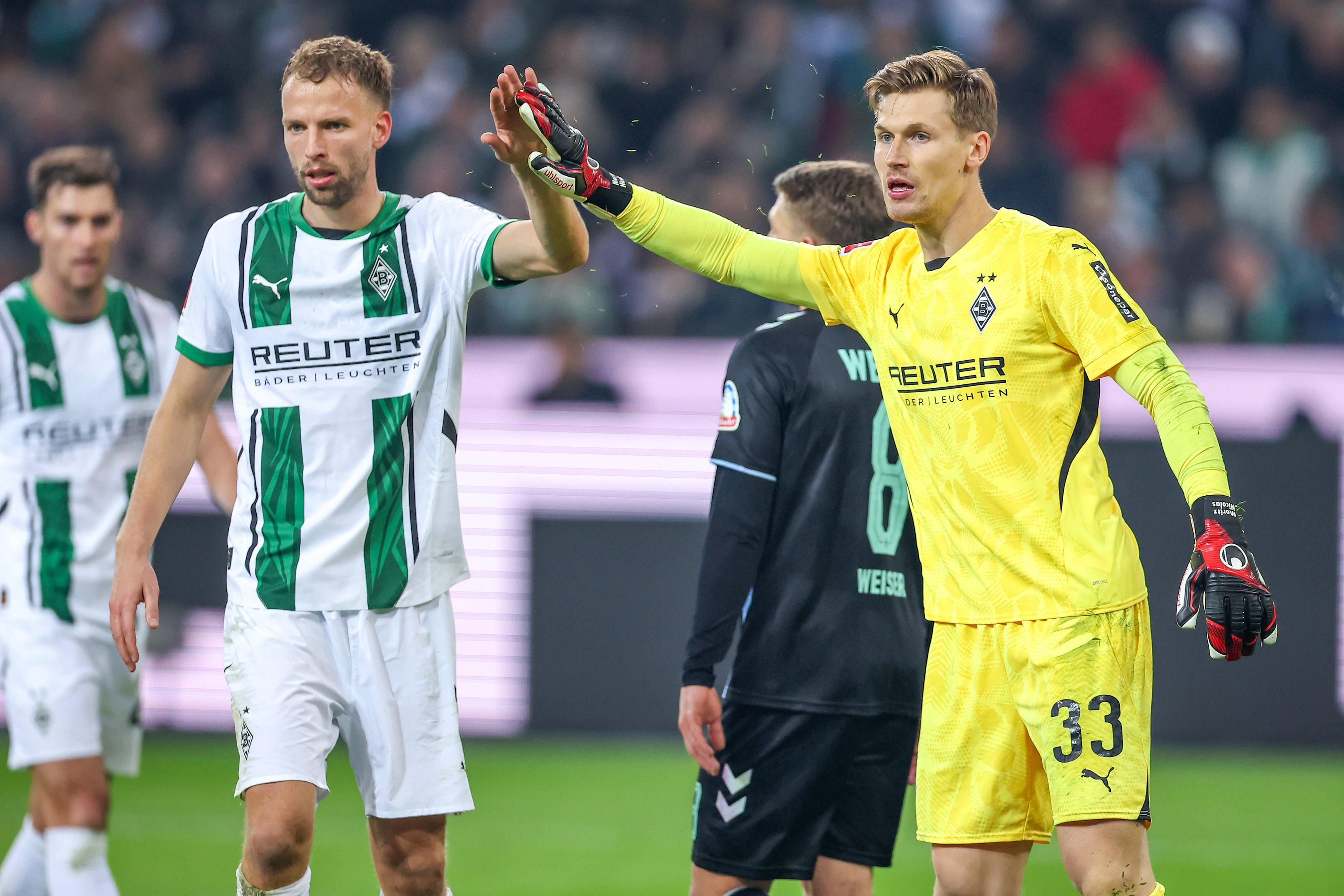 Marvin Friedrich und Moritz Nicolas geben sich die Hand.