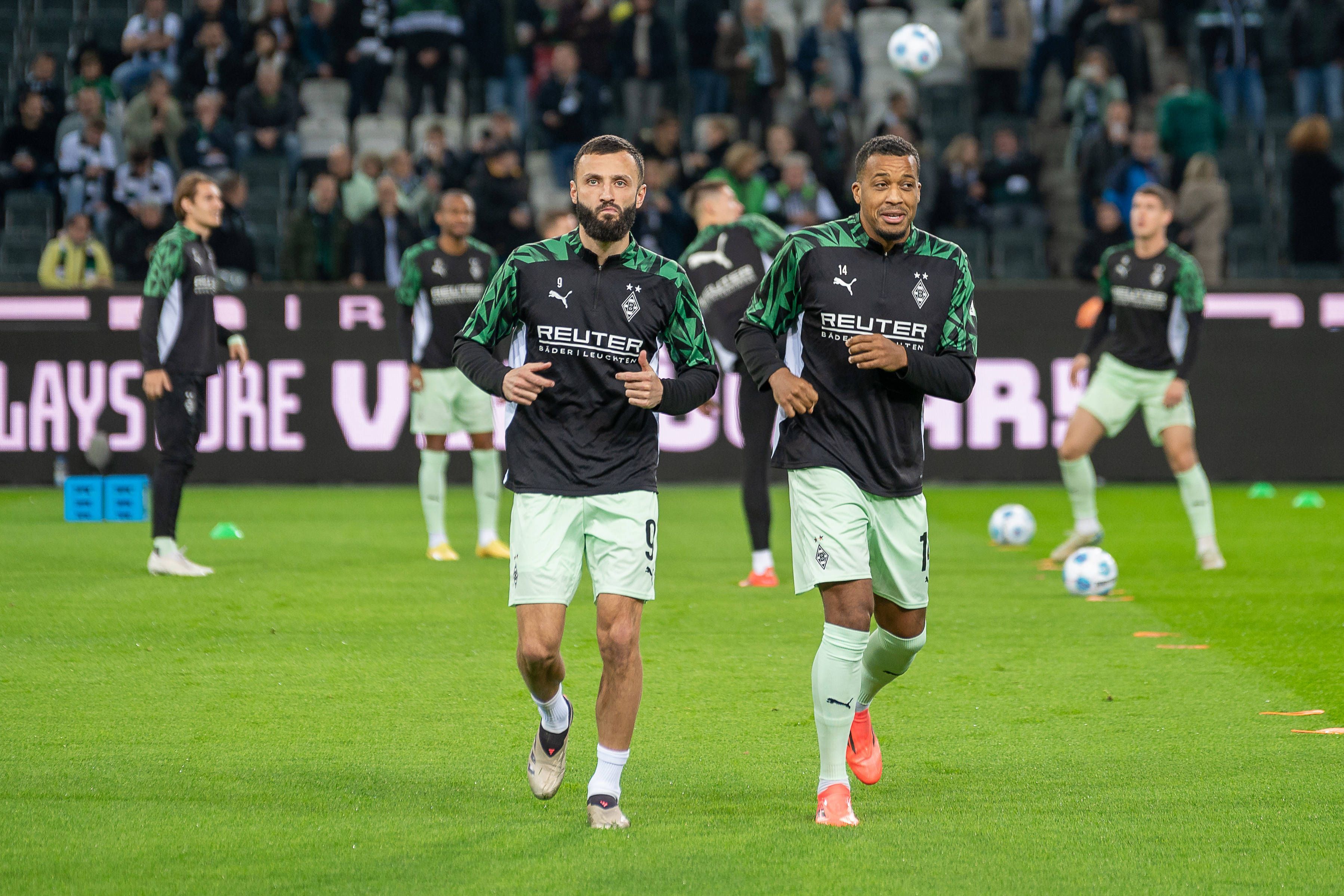 Franck Honorat und Alassane Plea beim Aufwärmen.