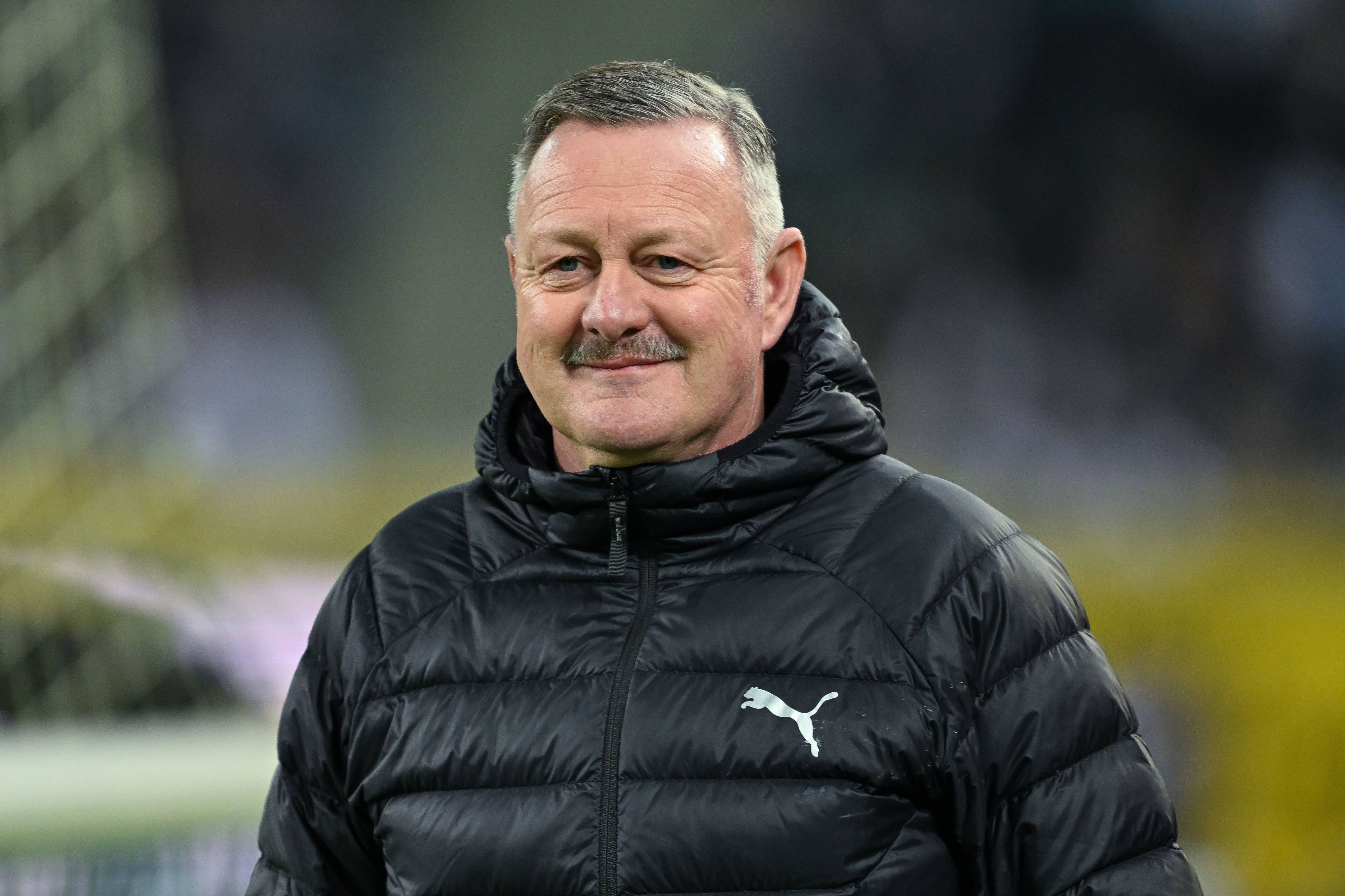 Roland Virkus lächelt vor der Partie gegen St. Pauli.