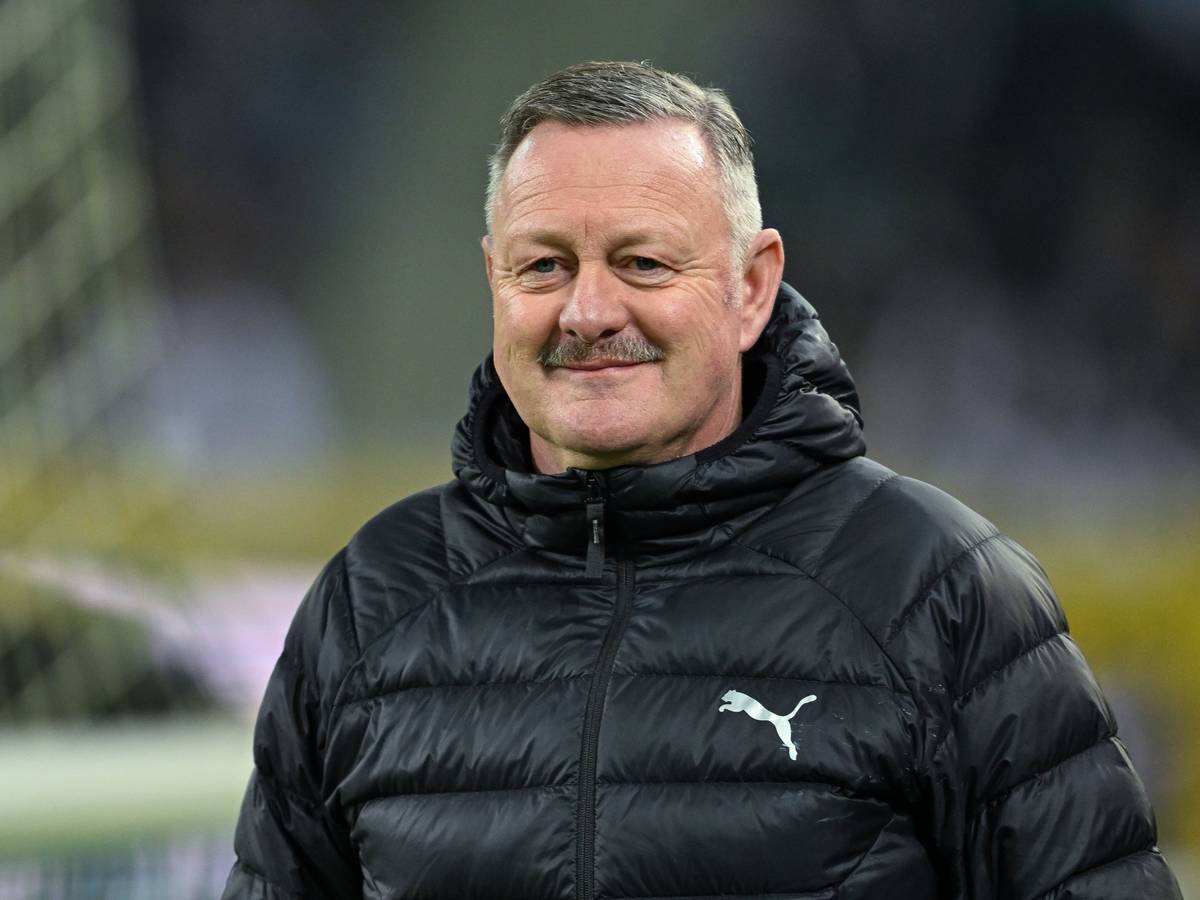 Roland Virkus lächelt vor der Partie gegen St. Pauli.