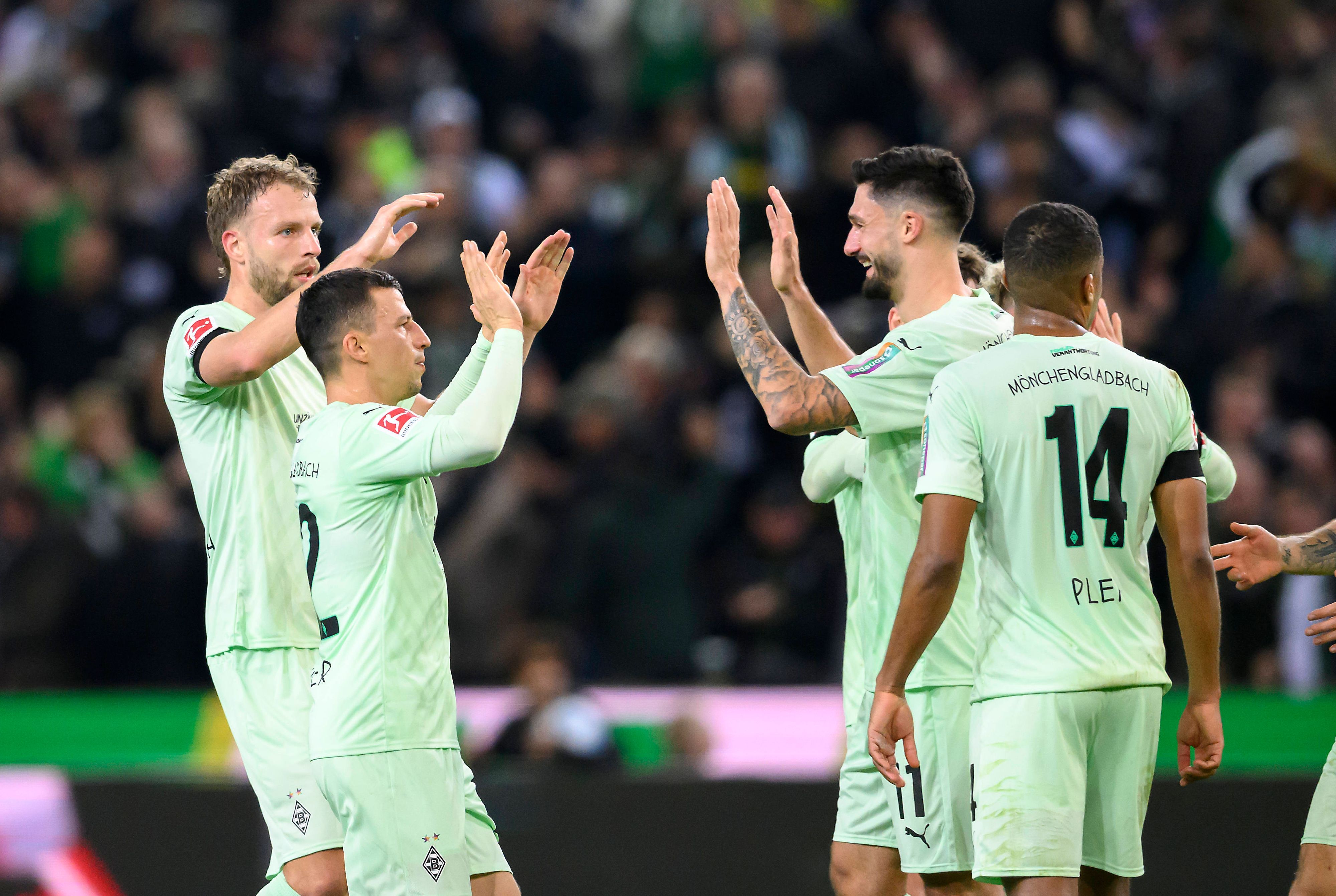 Die Profis von Borussia Mönchengladbach bejubeln einen Treffer.