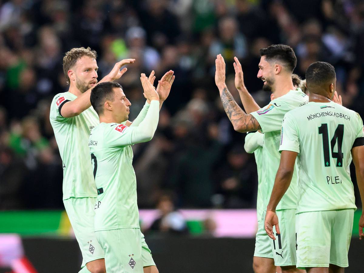 Die Profis von Borussia Mönchengladbach bejubeln einen Treffer.