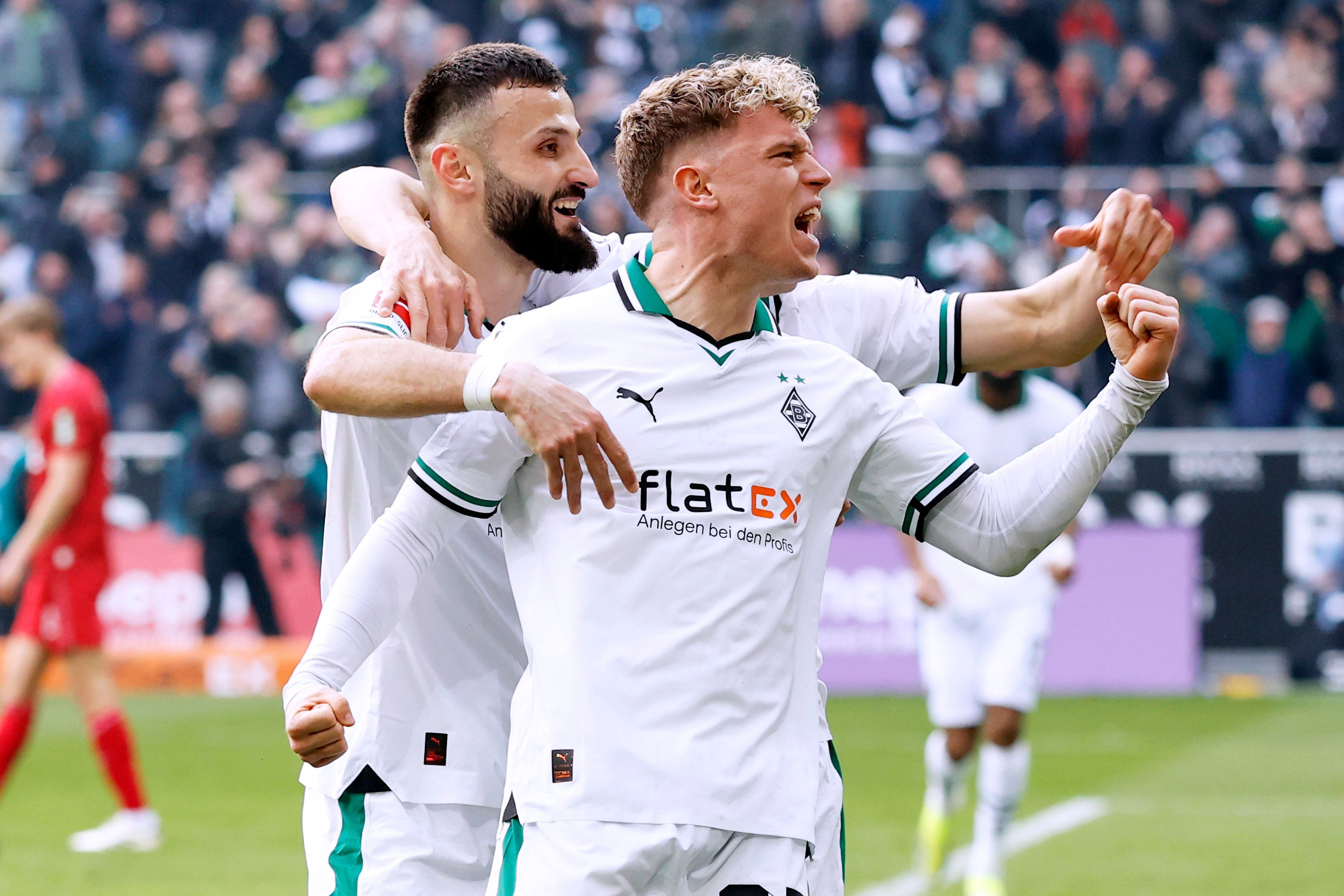Borussia Mönchengladbachs Franck Honorat jubelt mit Teamkollege Robin Hack über dessen Tor im Spiel gegen den 1. FC Köln.