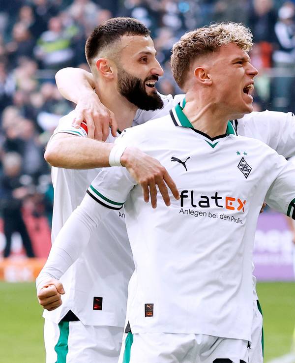 Borussia Mönchengladbachs Franck Honorat jubelt mit Teamkollege Robin Hack über dessen Tor im Spiel gegen den 1. FC Köln.