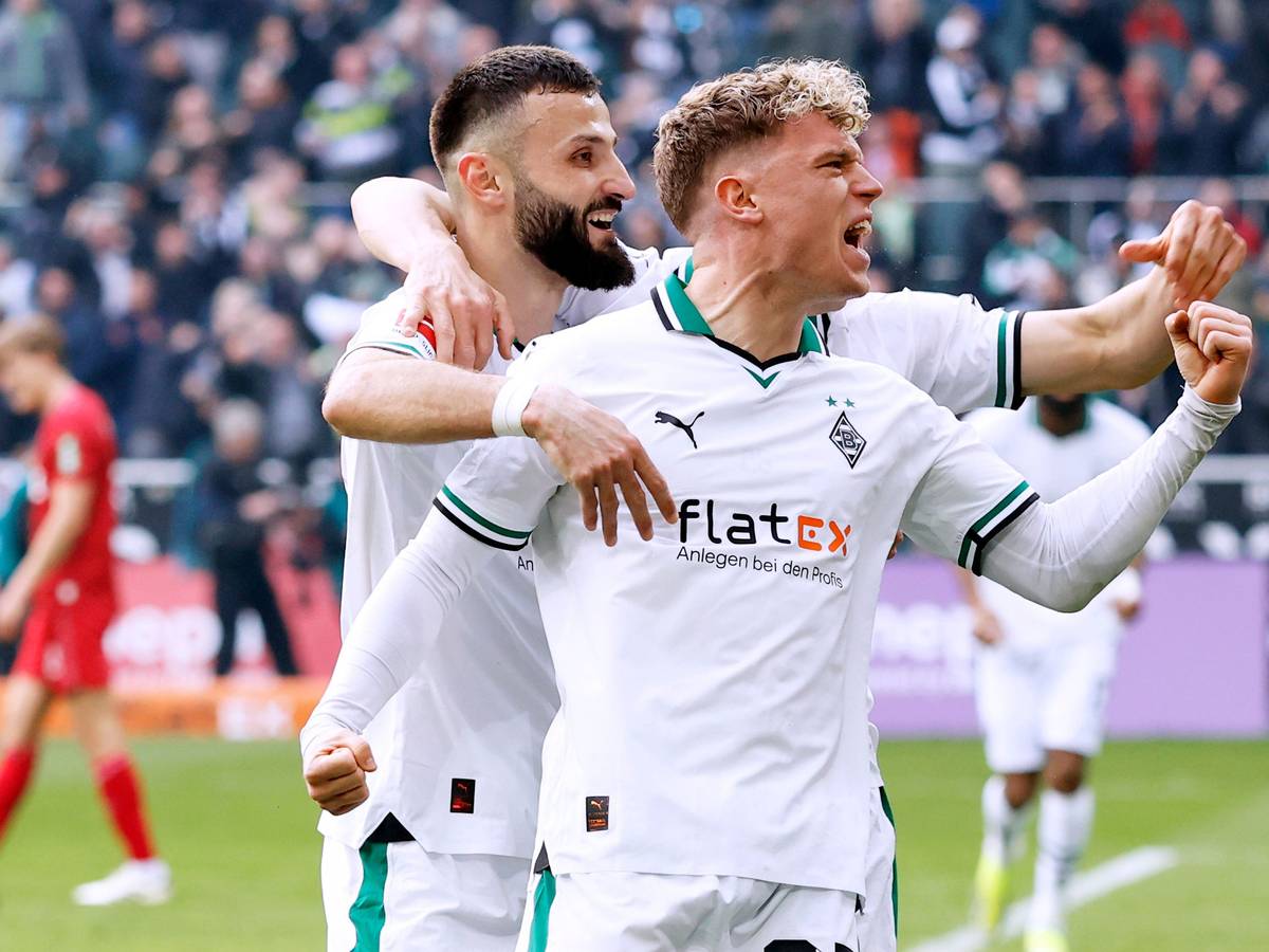 Borussia Mönchengladbachs Franck Honorat jubelt mit Teamkollege Robin Hack über dessen Tor im Spiel gegen den 1. FC Köln.