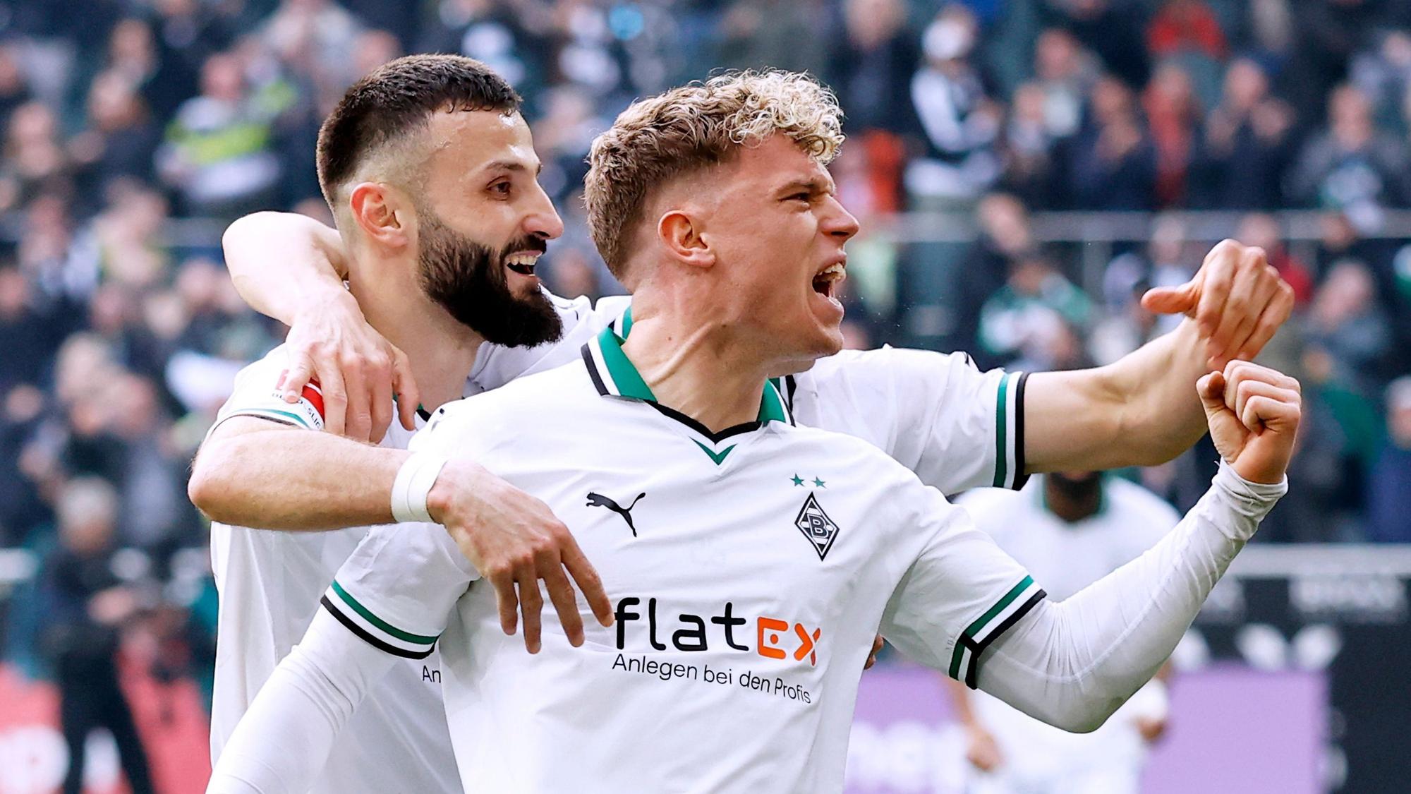 Borussia Mönchengladbachs Franck Honorat jubelt mit Teamkollege Robin Hack über dessen Tor im Spiel gegen den 1. FC Köln.