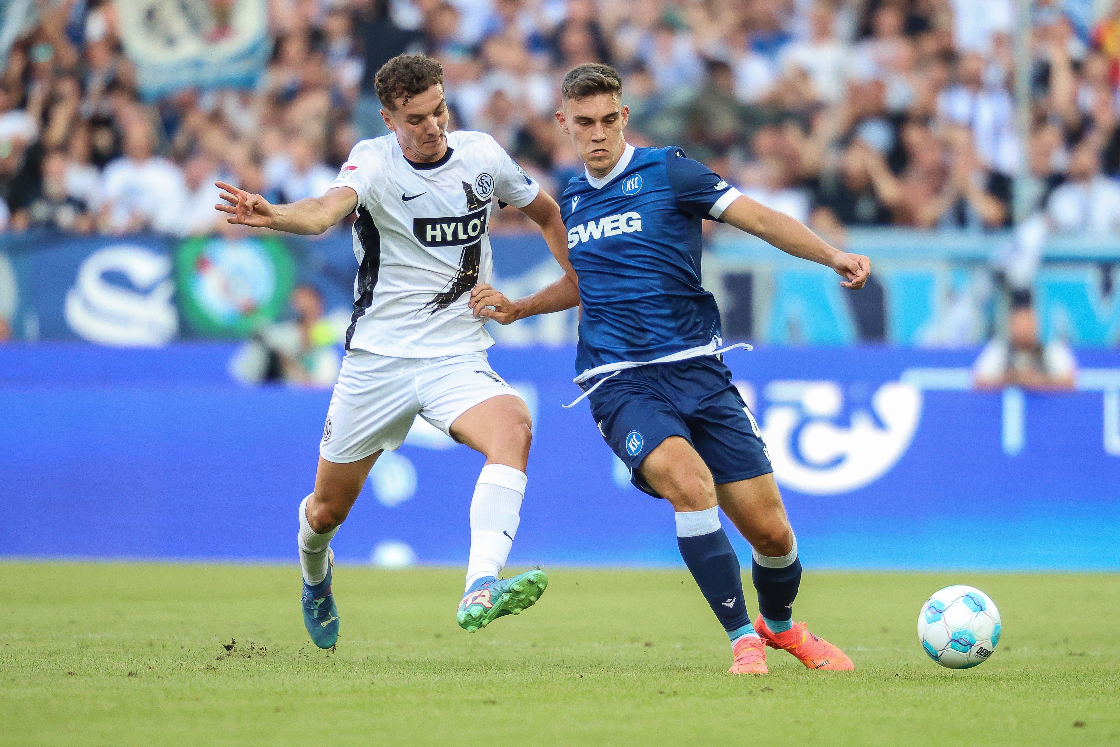 Elversbergs Fisnik Asllani kämpft mit Karlsruhes Marcel Beifus um den Ball.