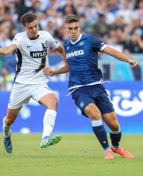 Elversbergs Fisnik Asllani kämpft mit Karlsruhes Marcel Beifus um den Ball.