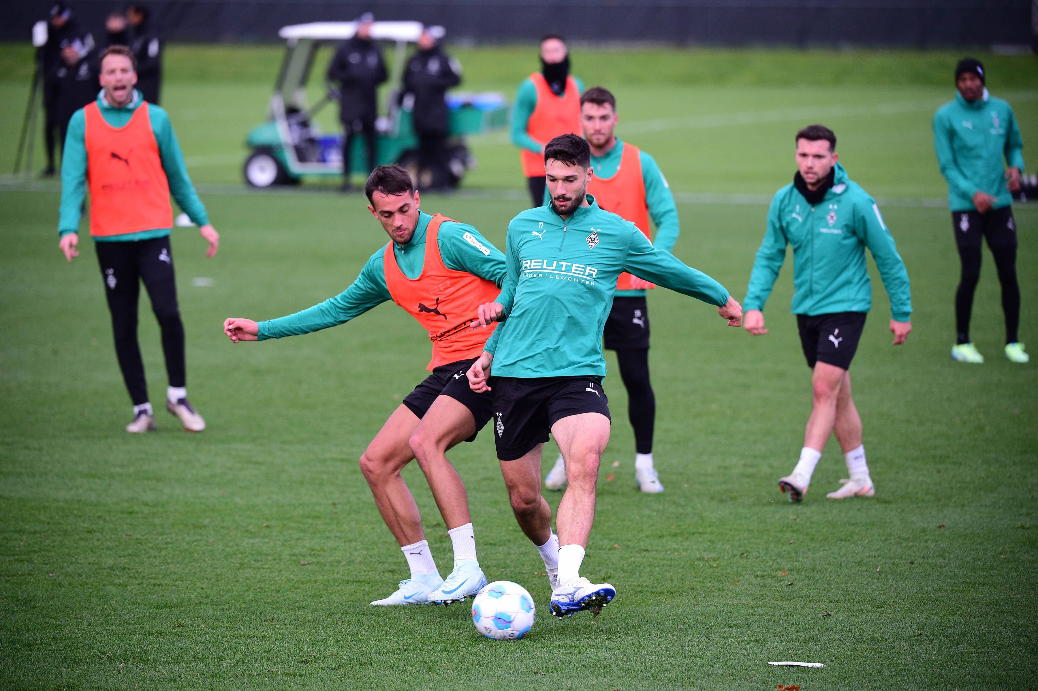 Die Gladbach-Profis Fabio Chiarodia und Tim Kleindienst kämpfen am Mittwoch im Training um den Ball.