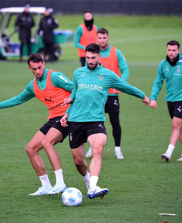 Die Gladbach-Profis Fabio Chiarodia und Tim Kleindienst kämpfen am Mittwoch im Training um den Ball.