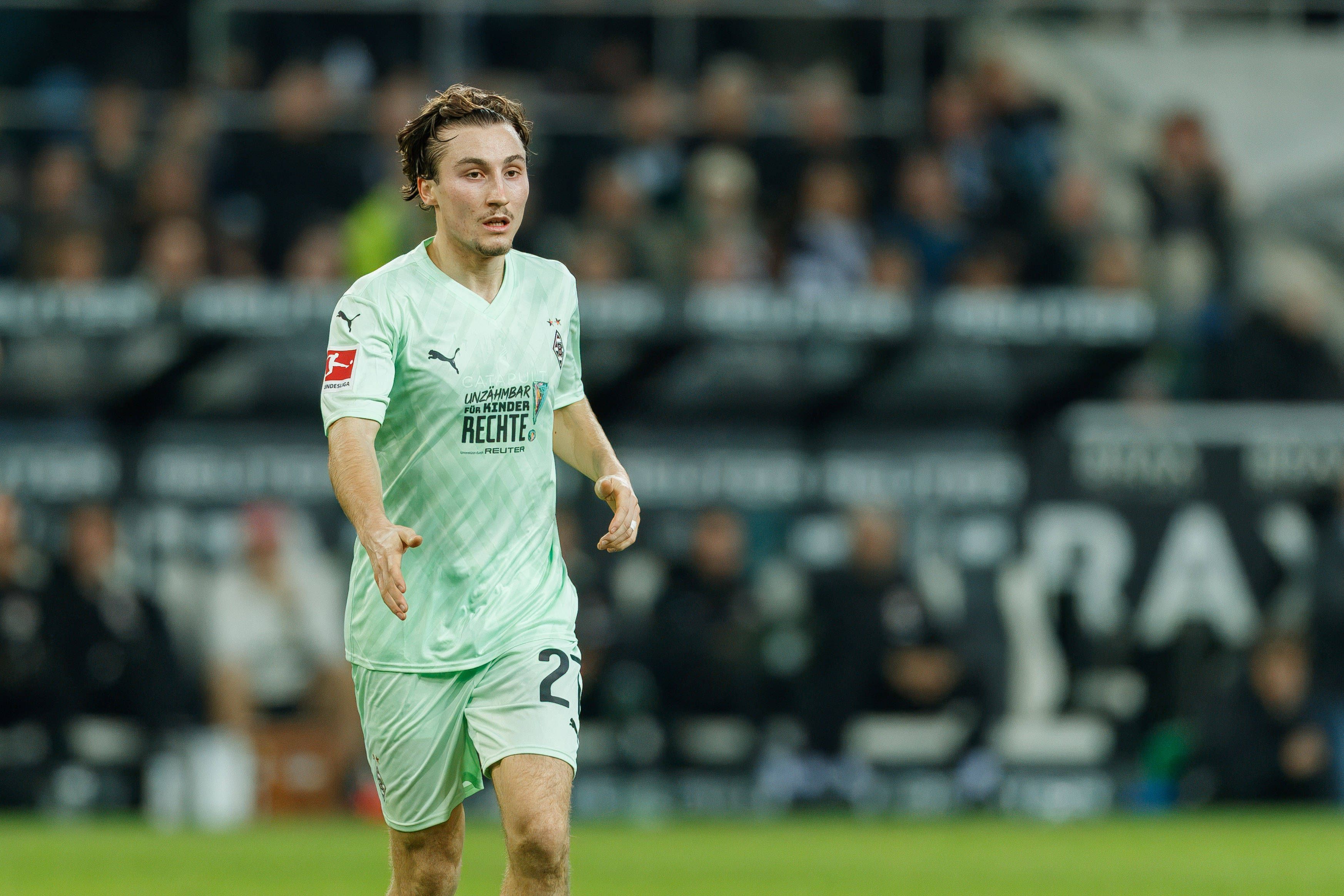 Borussia Mönchengladbachs Rocco Reitz fordert im Bundesliga-Spiel gegen den FC St. Pauli mit einer Geste den Ball.
