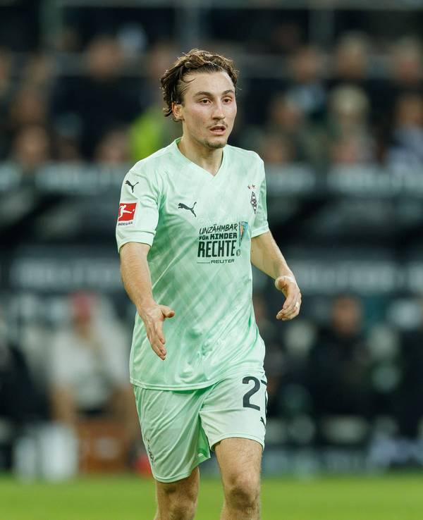 Borussia Mönchengladbachs Rocco Reitz fordert im Bundesliga-Spiel gegen den FC St. Pauli mit einer Geste den Ball.