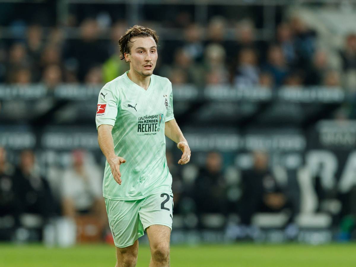 Borussia Mönchengladbachs Rocco Reitz fordert im Bundesliga-Spiel gegen den FC St. Pauli mit einer Geste den Ball.