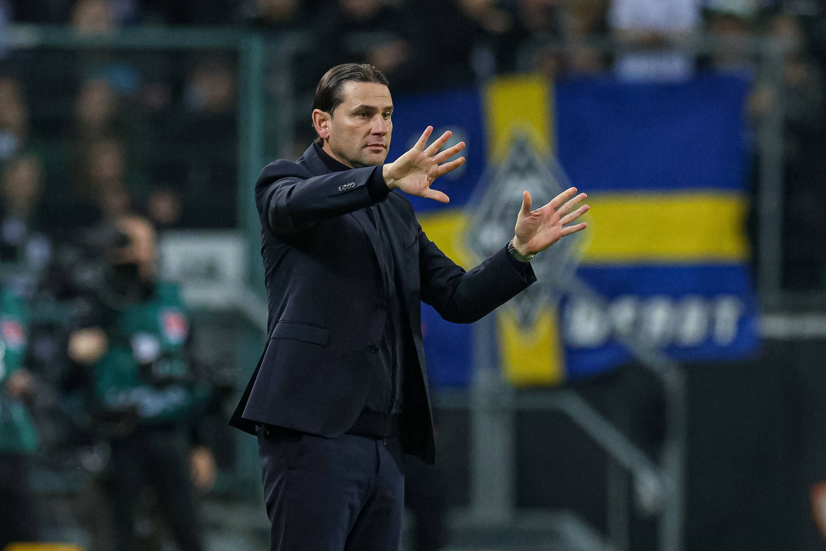 Borussia Mönchengladbachs Trainer Gerardo Seoane gibt im Bundesliga-Spiel gegen den F St. Pauli an der Seitenlinie Anweisungen.