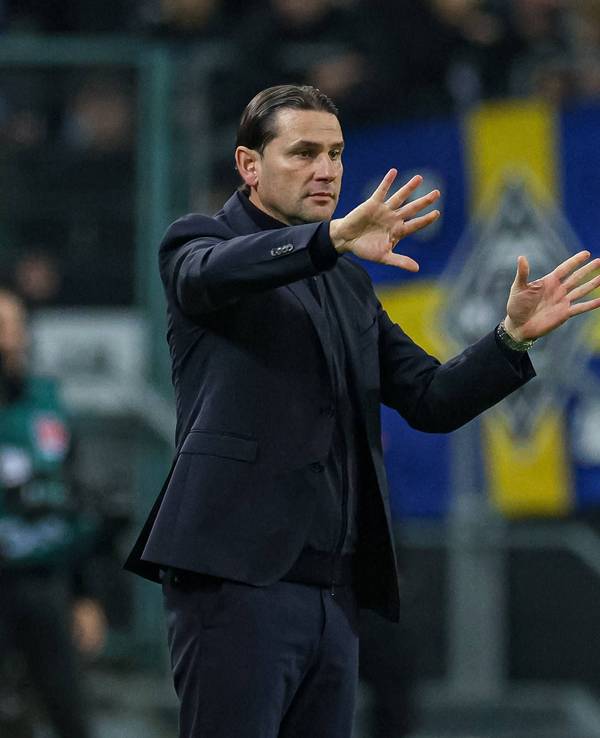 Borussia Mönchengladbachs Trainer Gerardo Seoane gibt im Bundesliga-Spiel gegen den F St. Pauli an der Seitenlinie Anweisungen.