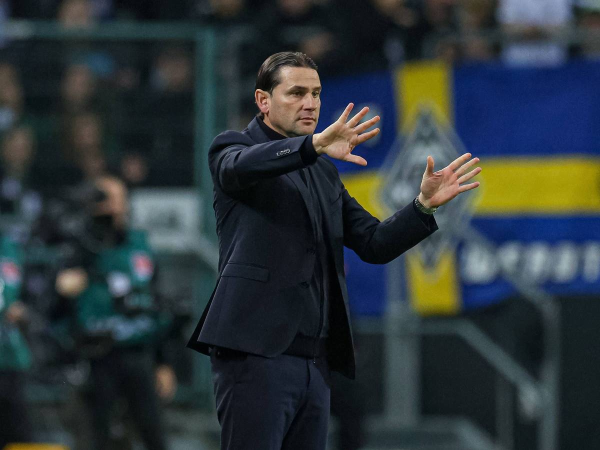 Borussia Mönchengladbachs Trainer Gerardo Seoane gibt im Bundesliga-Spiel gegen den F St. Pauli an der Seitenlinie Anweisungen.
