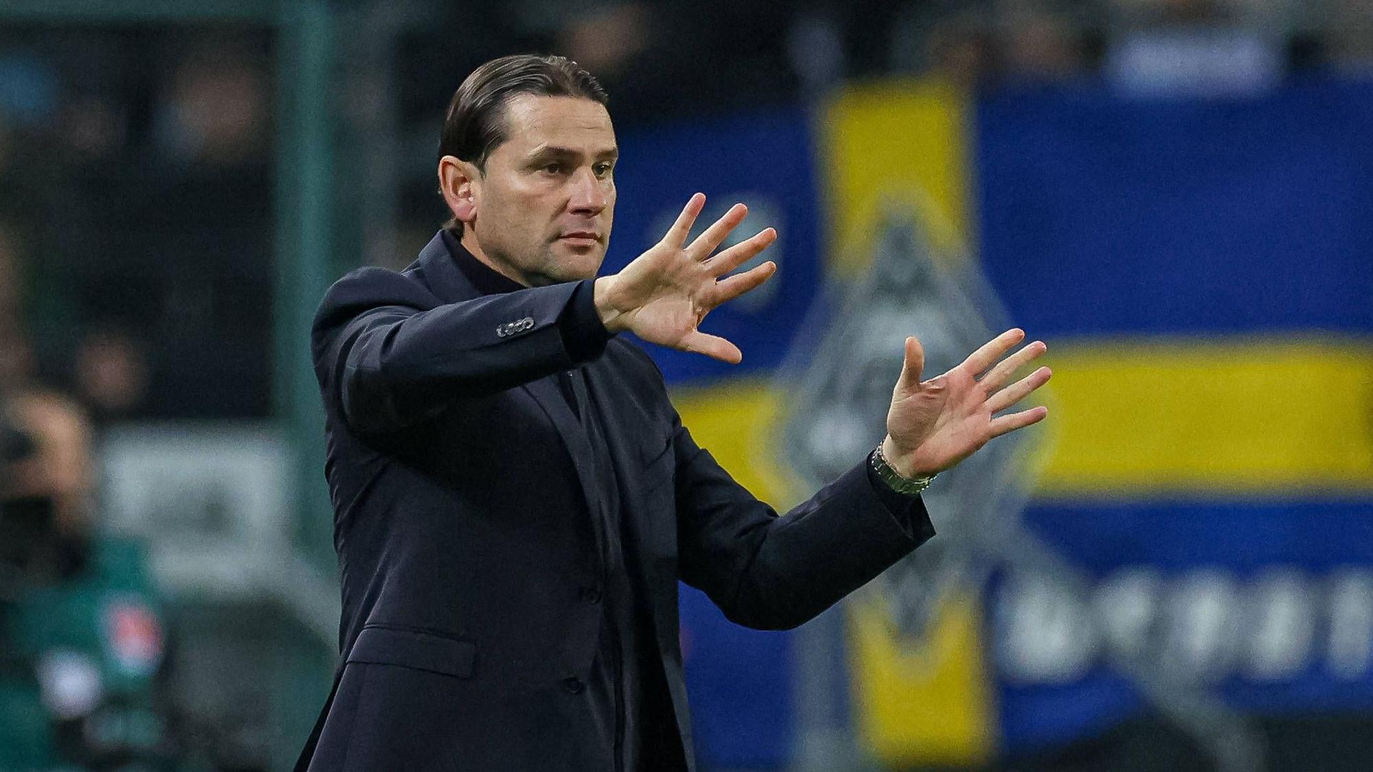Borussia Mönchengladbachs Trainer Gerardo Seoane gibt im Bundesliga-Spiel gegen den F St. Pauli an der Seitenlinie Anweisungen.