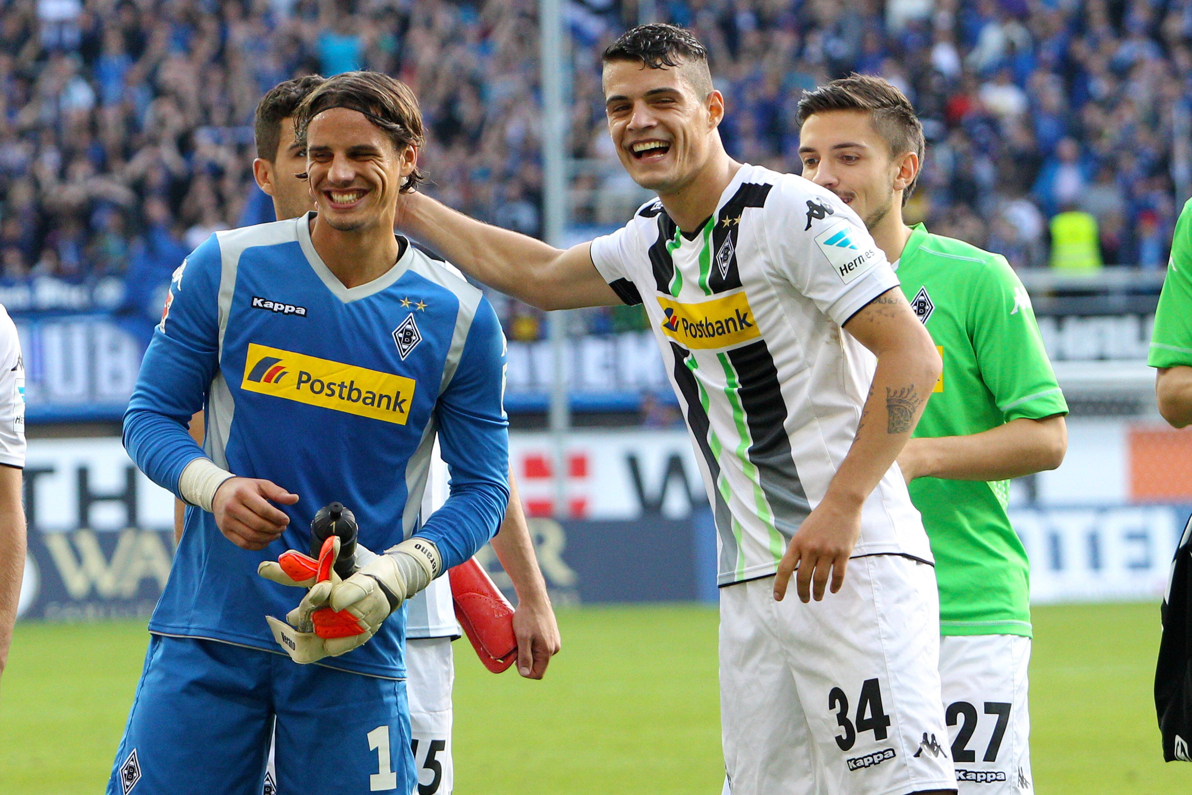 Yann Sommer und Granit Xhaka freuen sich nach einem Gladbach-Sieg auf dem Platz.