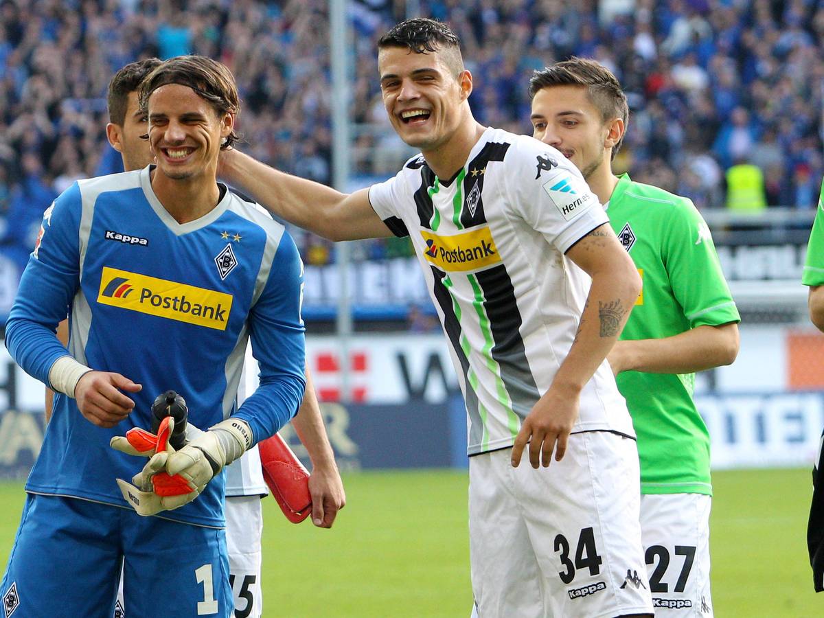 Yann Sommer und Granit Xhaka freuen sich nach einem Gladbach-Sieg auf dem Platz.