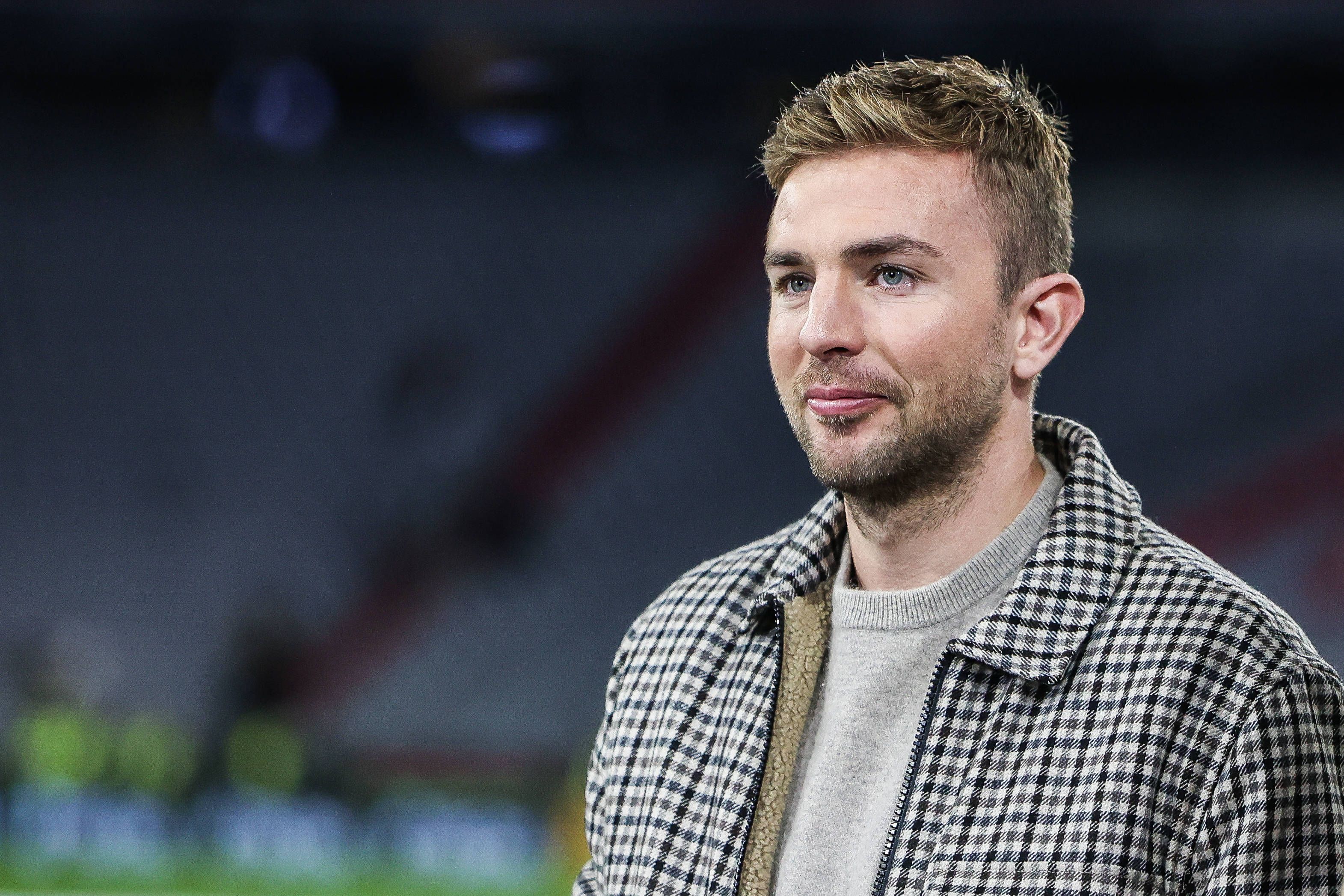 Christoph Kramer im Mantel als Experte.