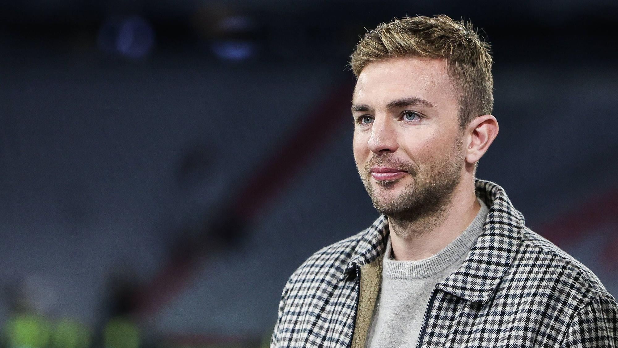 Christoph Kramer im Mantel als Experte.