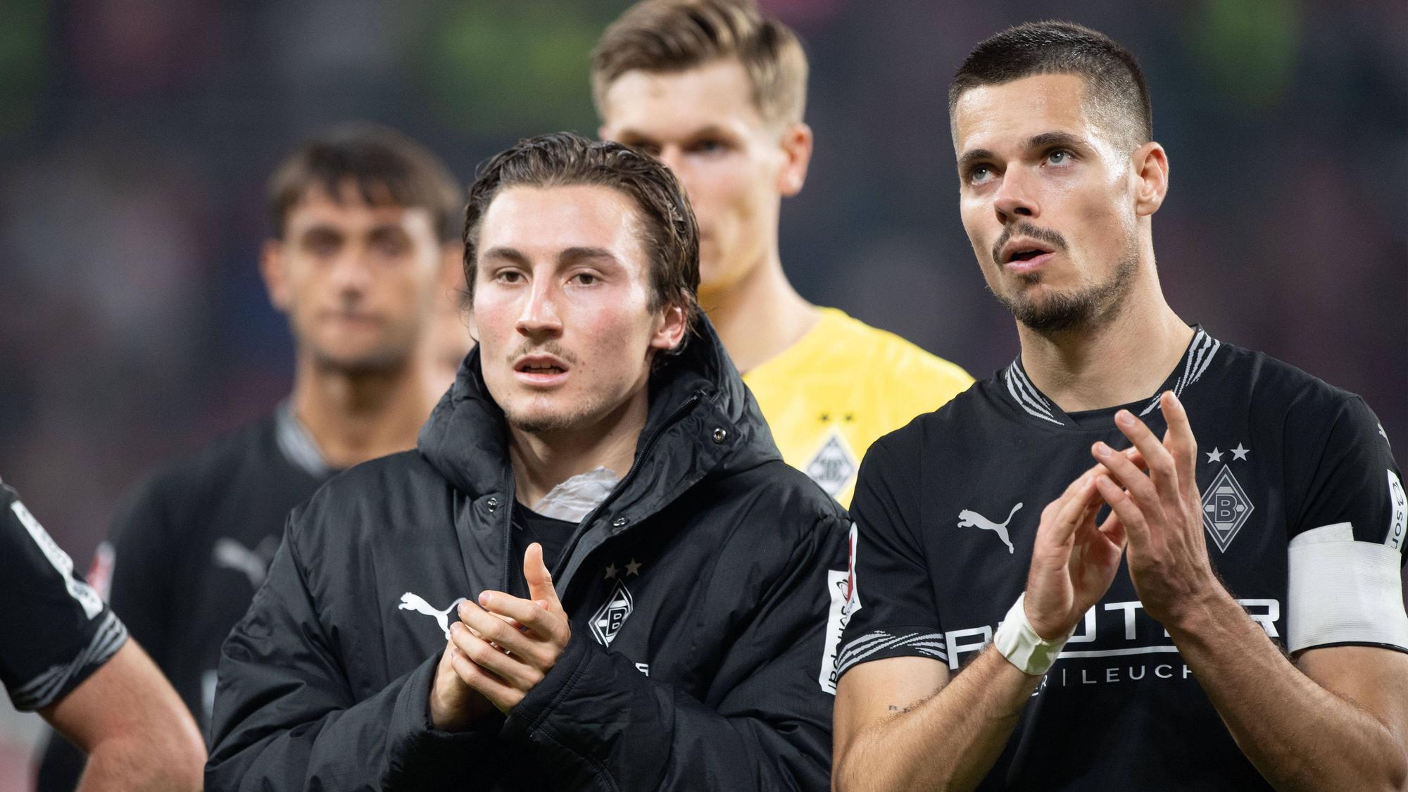 Rocco Reitz und Julian Weigl applaudireren den Fans.