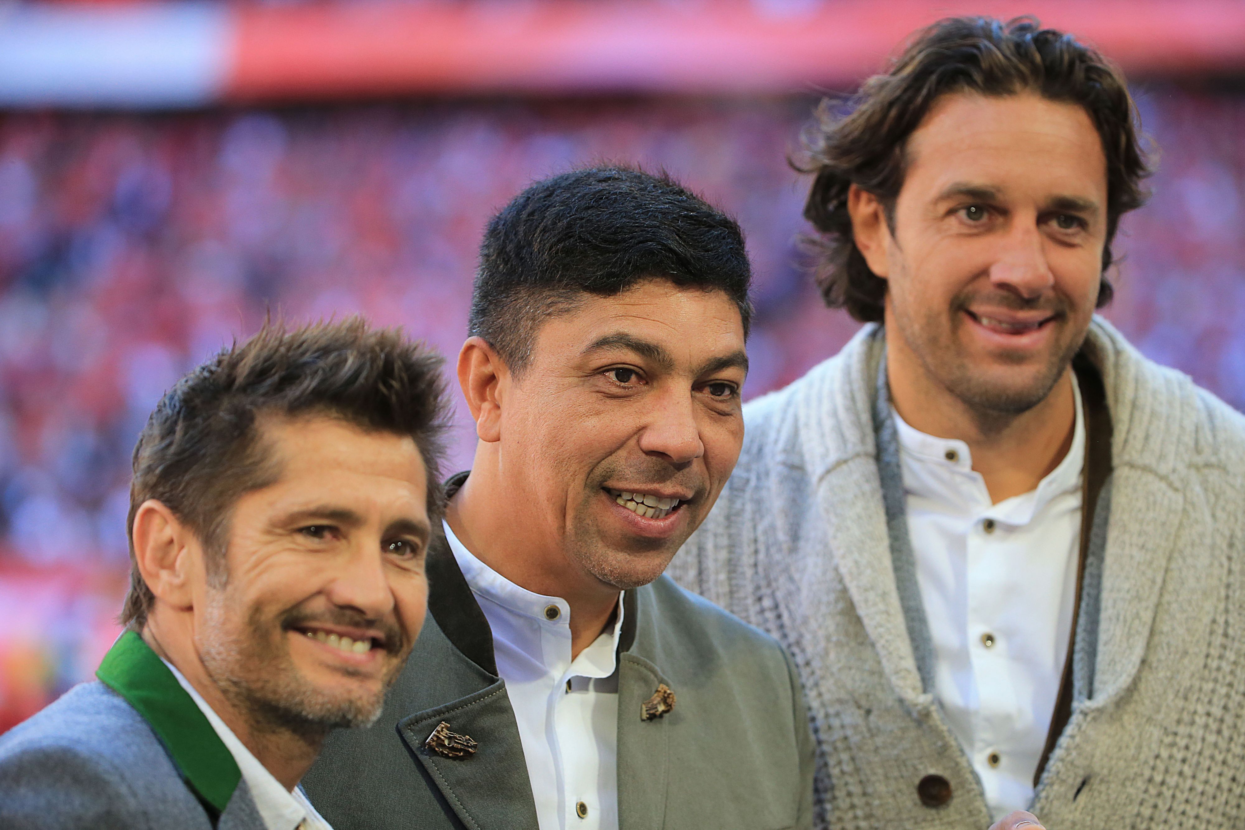 Die Bayern-Legenden Bixente Lizarazu, Giovanne Elber und Luca Toni (v.l.n.r.) lächeln am 21. September 2019 in die Kamera.