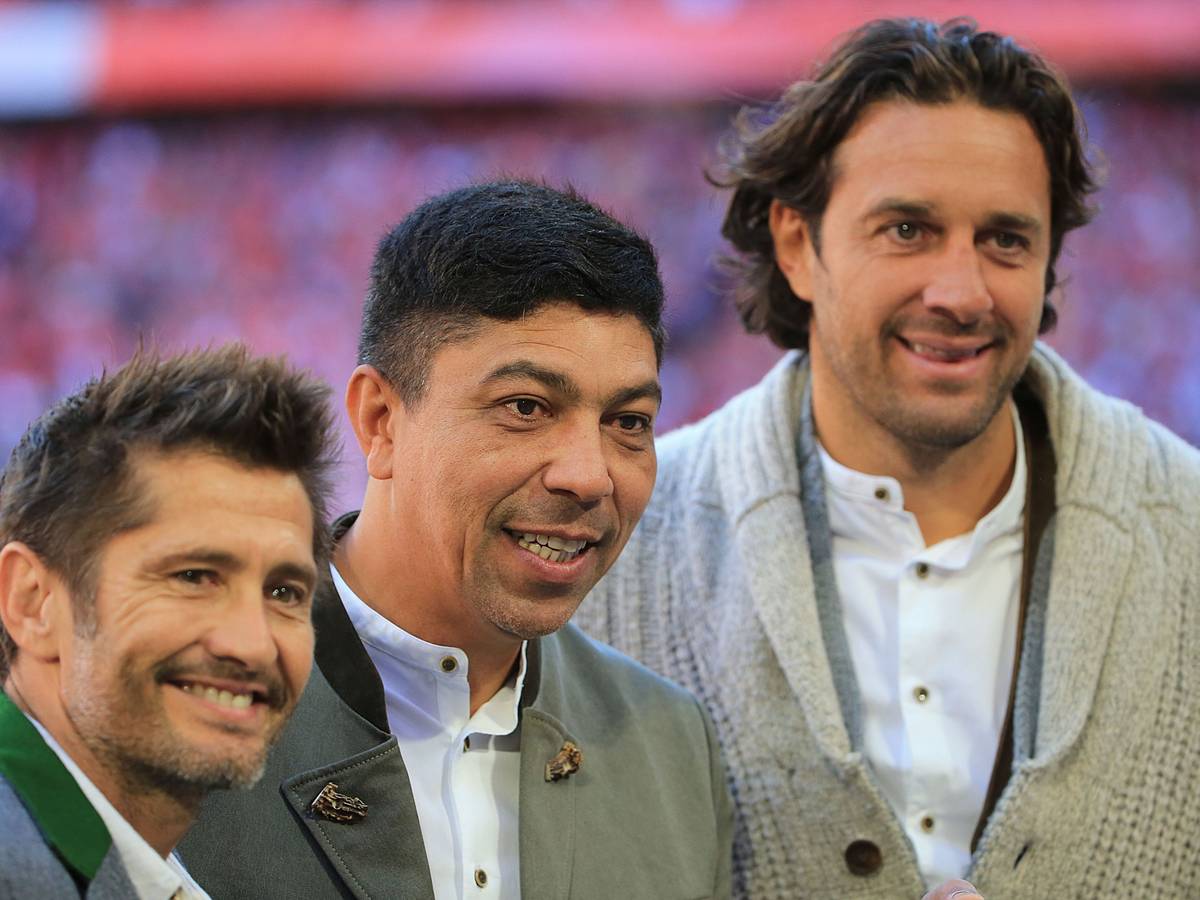 Die Bayern-Legenden Bixente Lizarazu, Giovanne Elber und Luca Toni (v.l.n.r.) lächeln am 21. September 2019 in die Kamera.