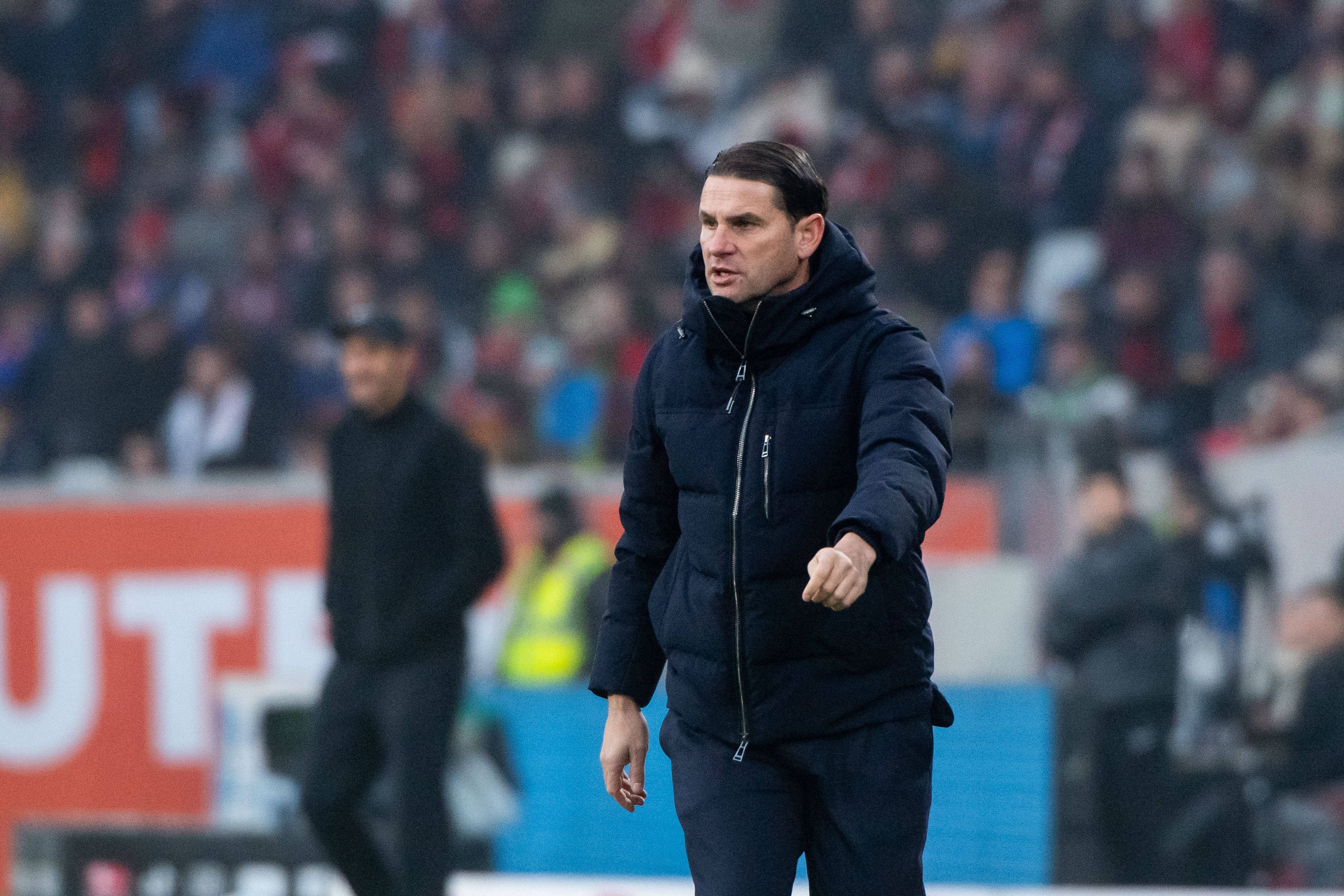 Borussia Mönchengladbachs Trainer Gerardo Seoane gestikuliert im Bundesliga-Spiel beim SC Freiburg an der Außenlinie.