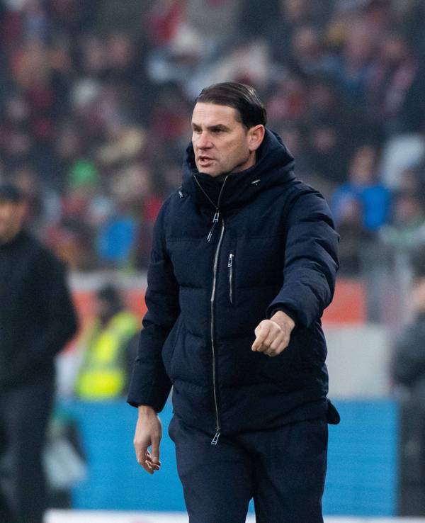 Borussia Mönchengladbachs Trainer Gerardo Seoane gestikuliert im Bundesliga-Spiel beim SC Freiburg an der Außenlinie.