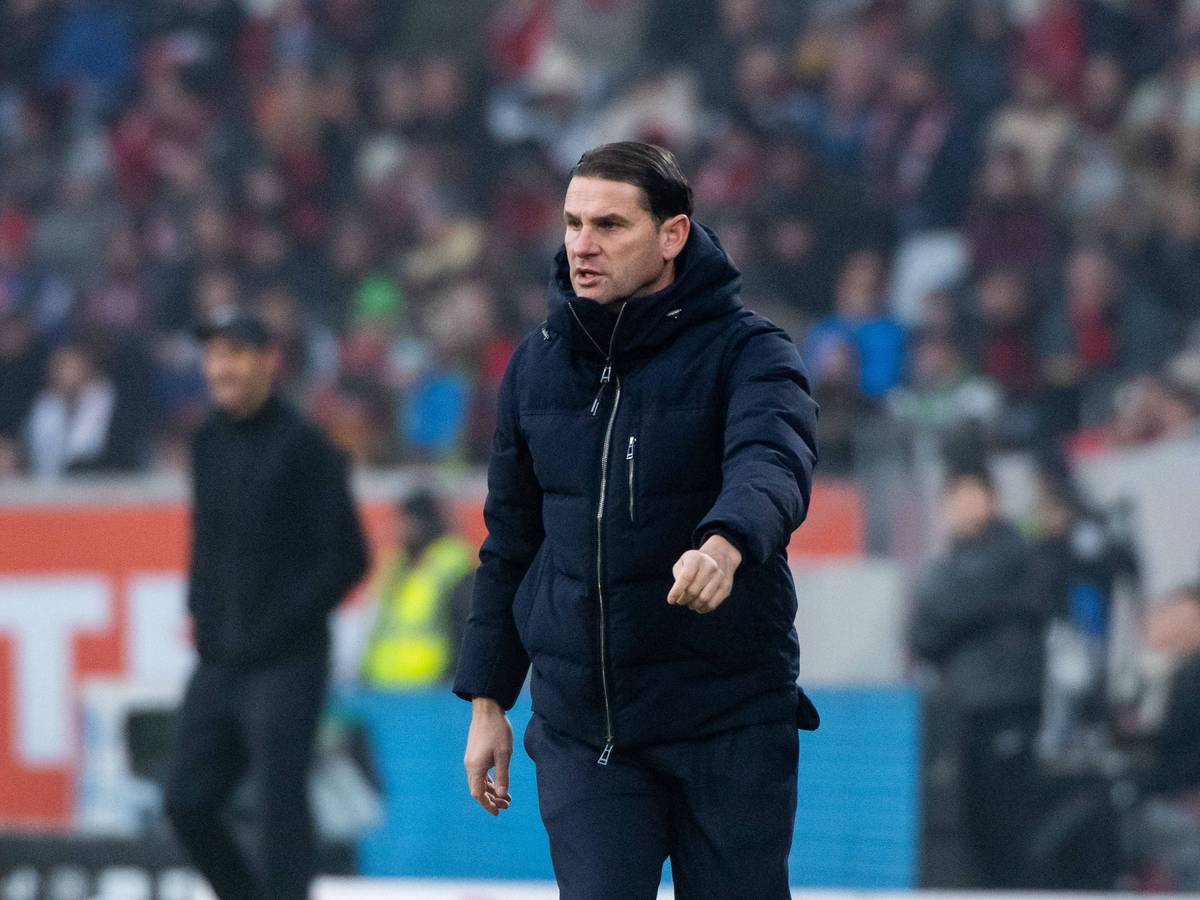 Borussia Mönchengladbachs Trainer Gerardo Seoane gestikuliert im Bundesliga-Spiel beim SC Freiburg an der Außenlinie.
