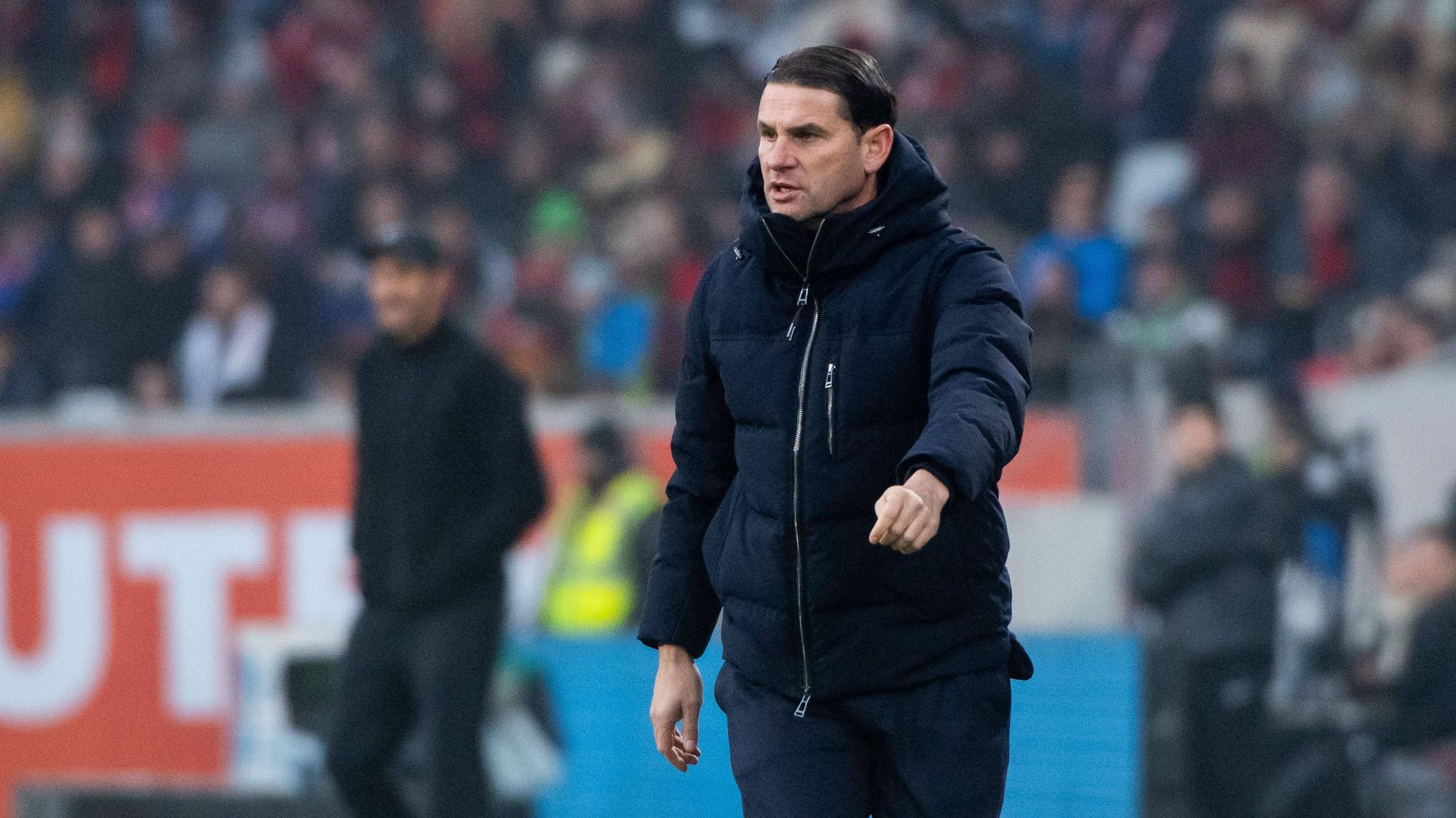 Borussia Mönchengladbachs Trainer Gerardo Seoane gestikuliert im Bundesliga-Spiel beim SC Freiburg an der Außenlinie.
