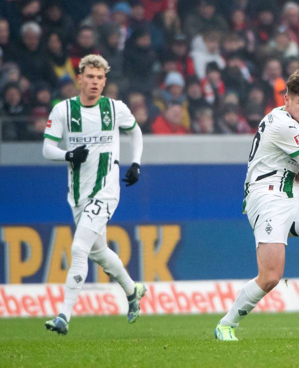 Borussia Mönchengladbachs Lukas Ullrich kämpft mit Freiburgs Ritsu Doan um den Ball.
