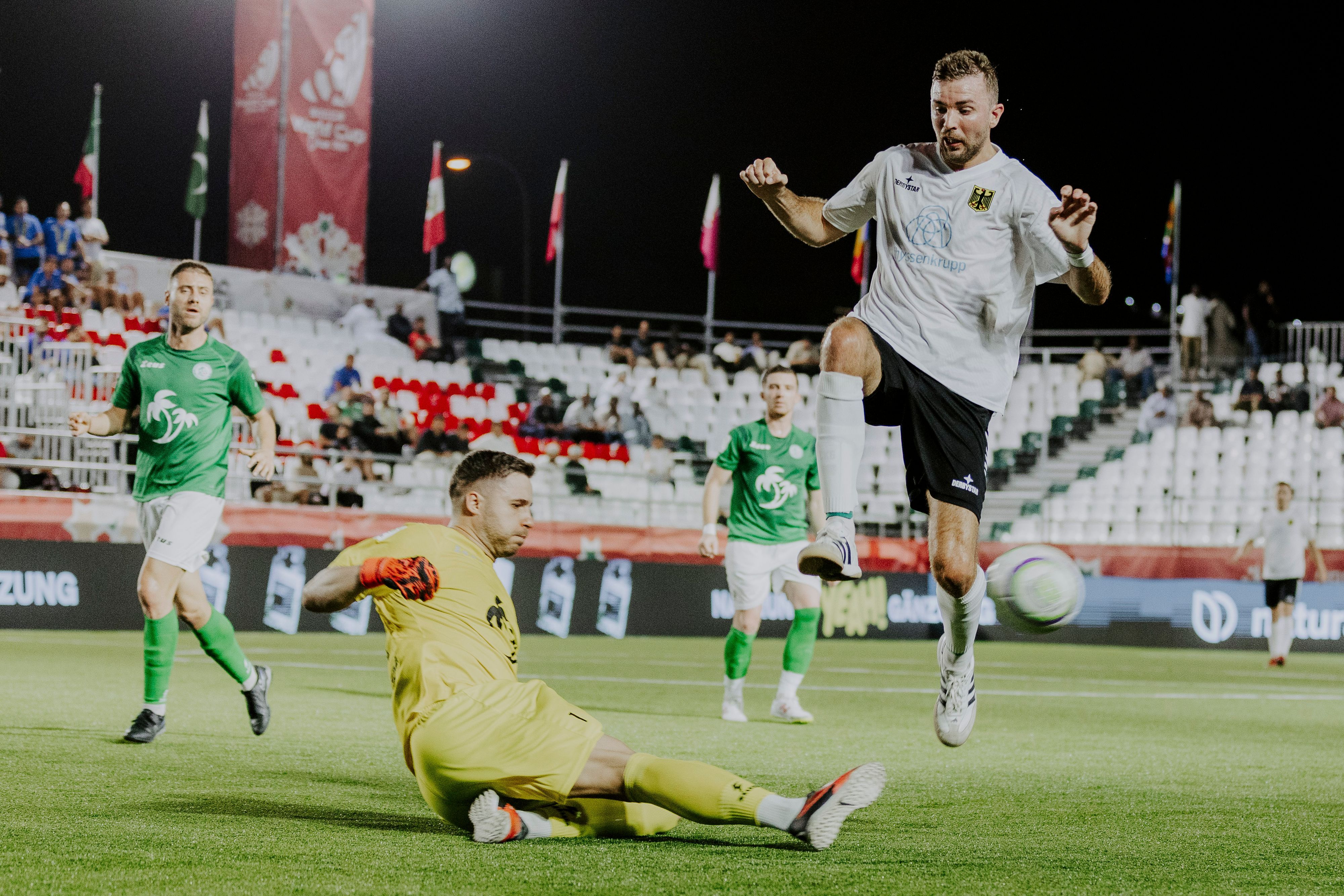 Deutschlands Christoph Kramer springt im WM-Spiel gegen Bulgarien über den grätschenden Torwart.