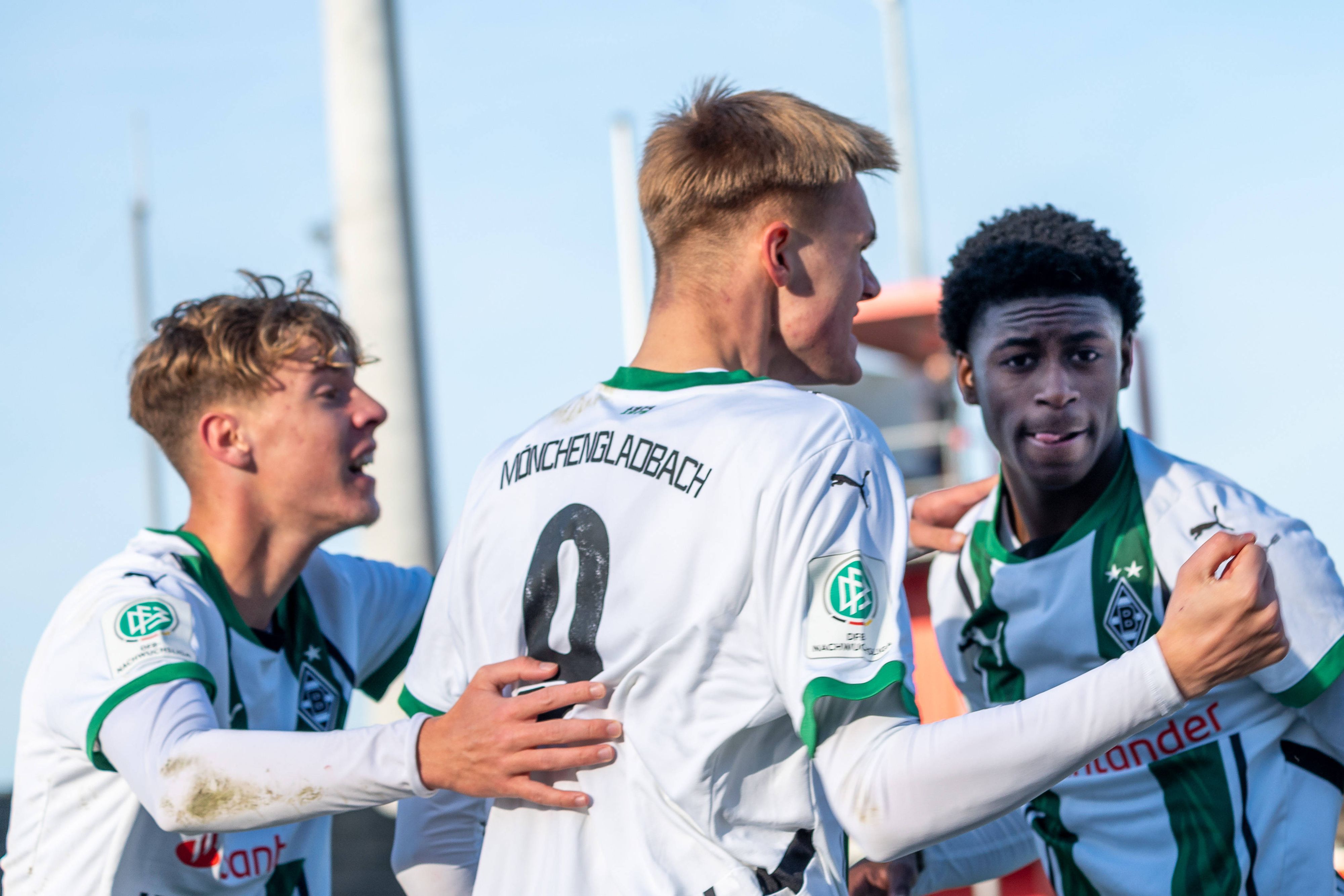 Nachwuchsspieler von Borussia Mönchengladbach bejubeln späten Ausgleich.