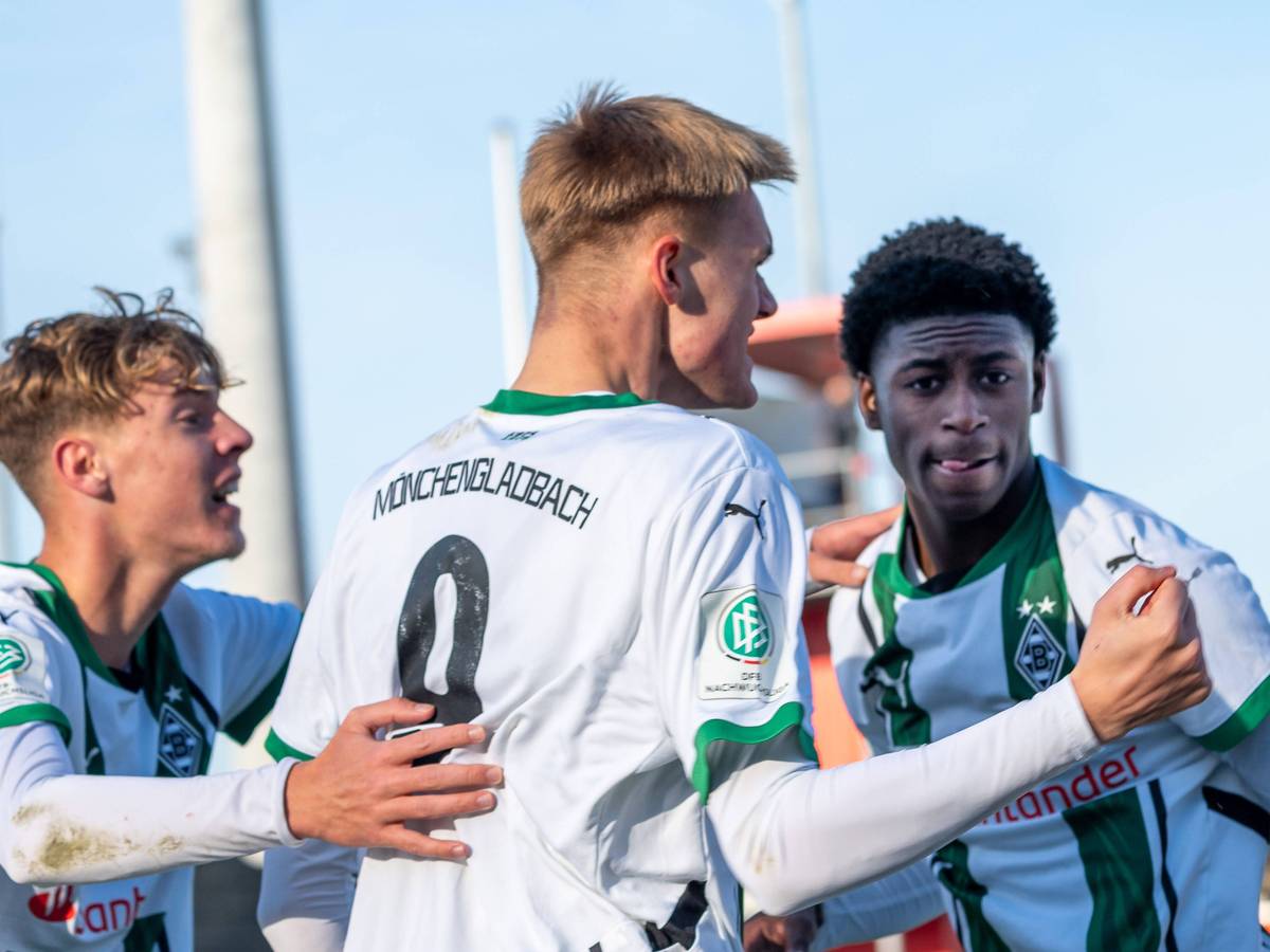 Nachwuchsspieler von Borussia Mönchengladbach bejubeln späten Ausgleich.